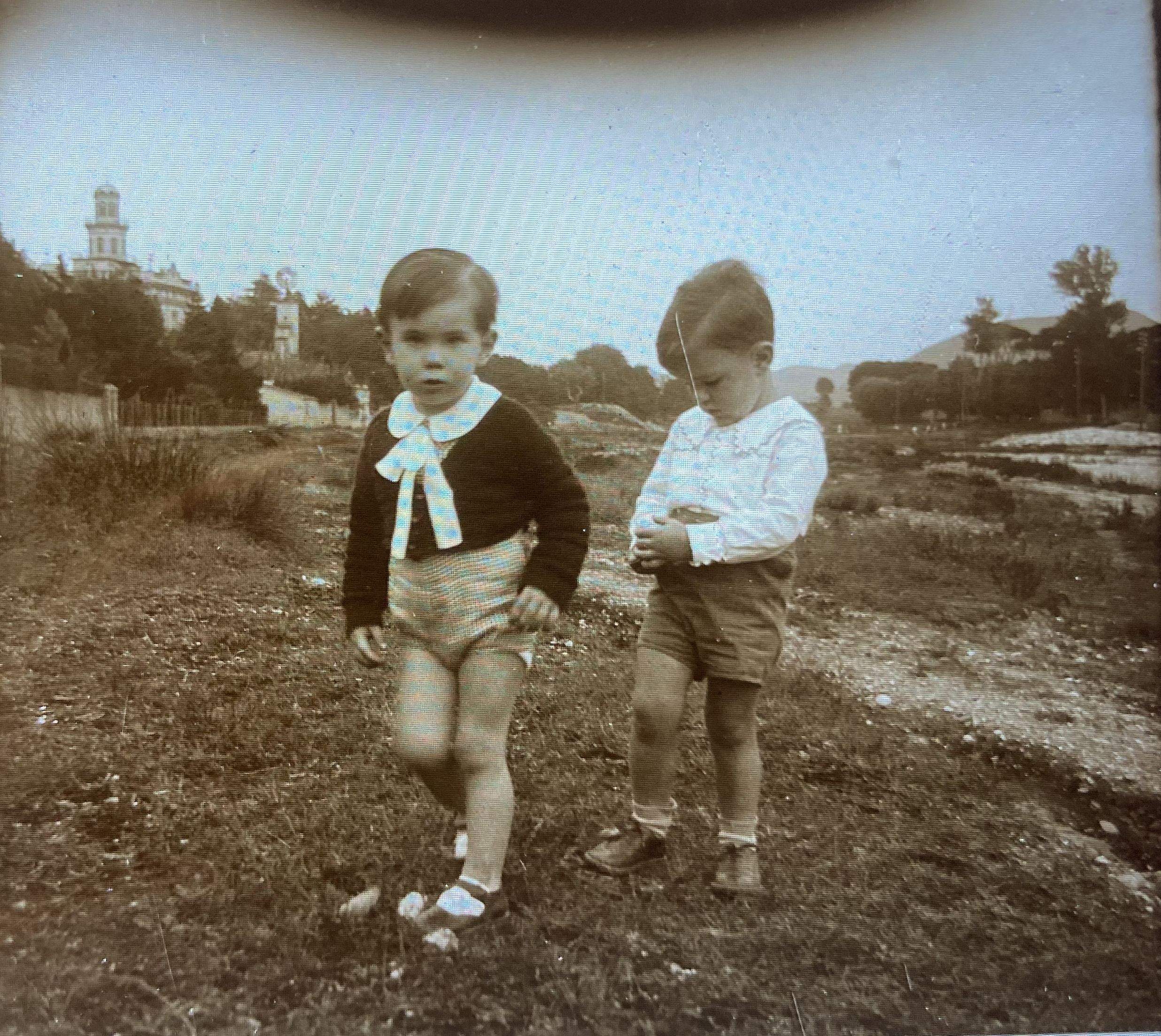 Dos nens fotografiats a la vora del Riu Sec amb l'Avinguda Catalunya al fons. Foto: Arxiu Família Recolons