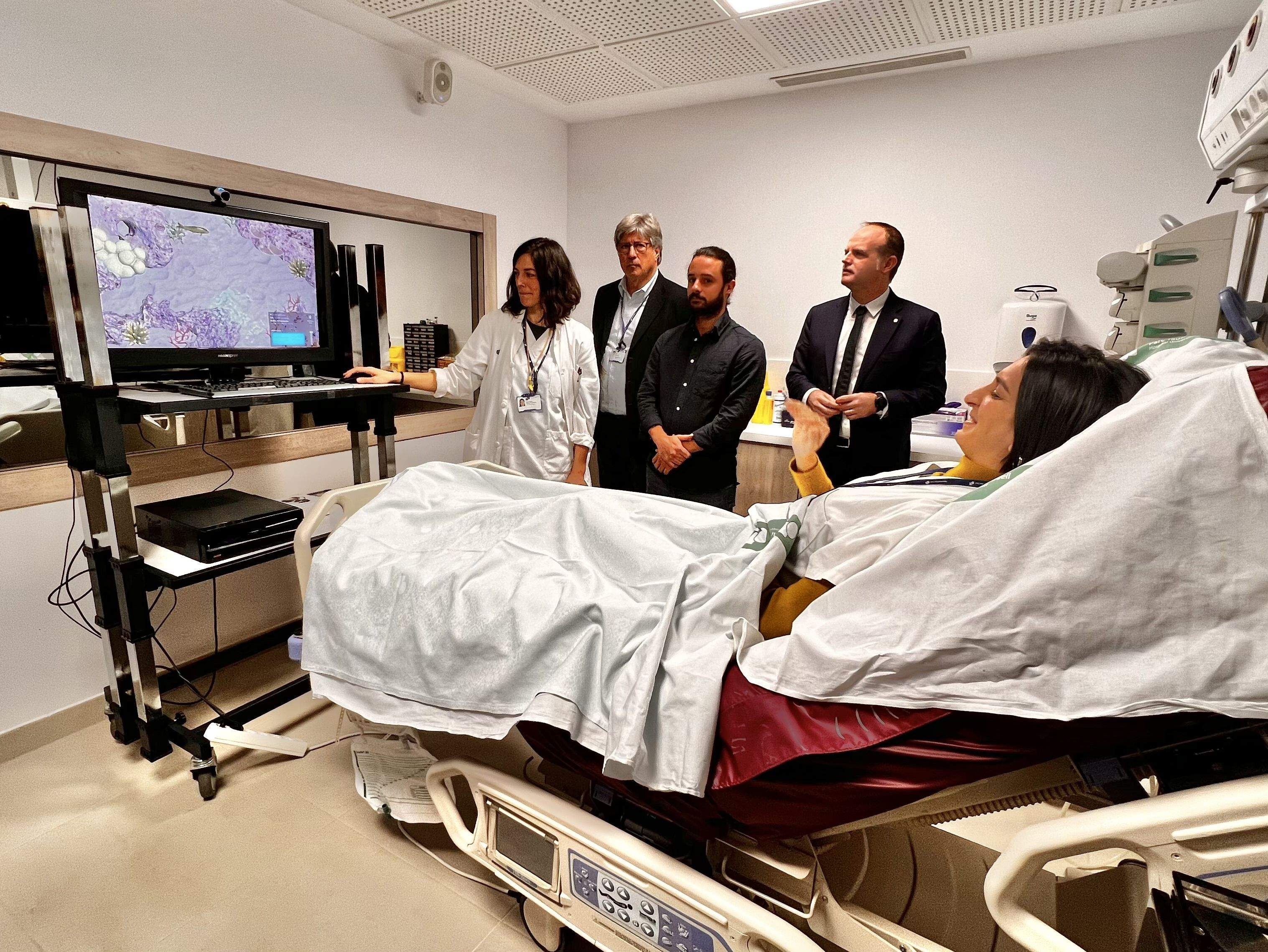 Demostració del funcionament del sistema per reduir l'estada de pacients a les UCI a través de la realitat virtual. FOTO: Albert Segura (ACN)