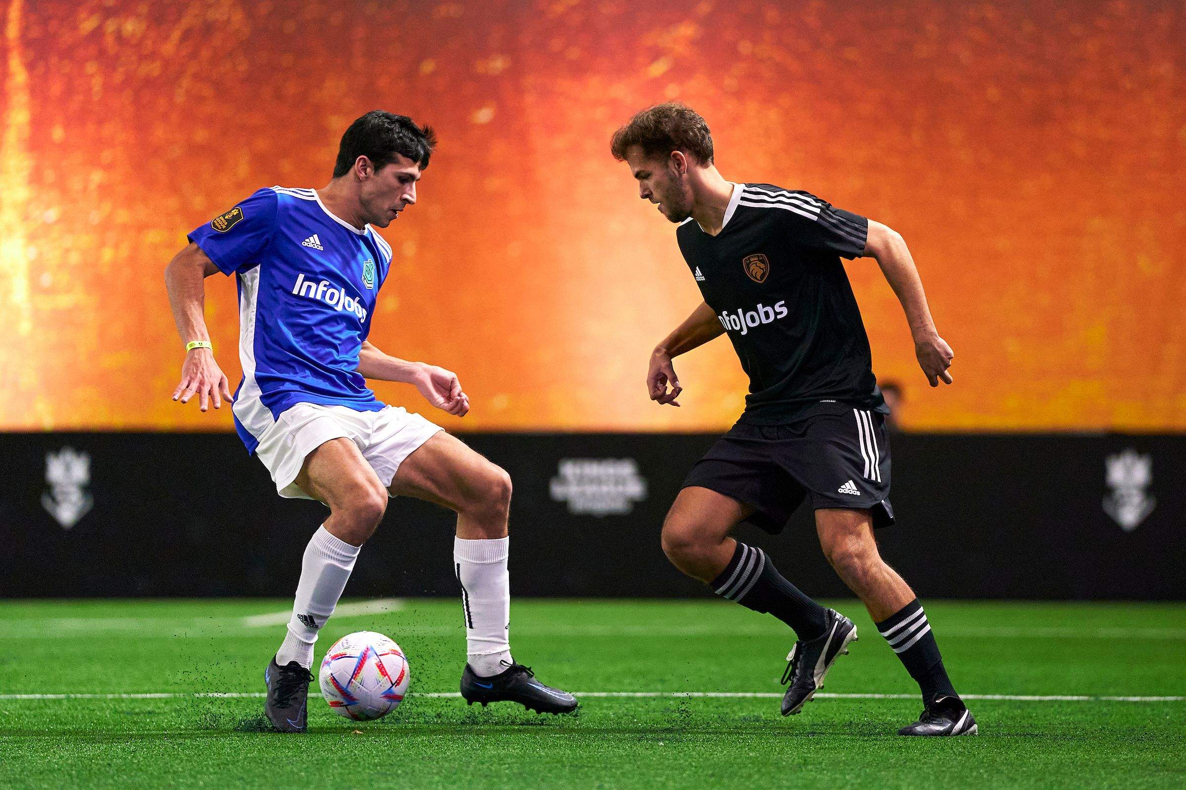 El cerdanyolenc Álvaro Arché (de negre) en un partit de la Kings League. FOTO: Twitter Kings League