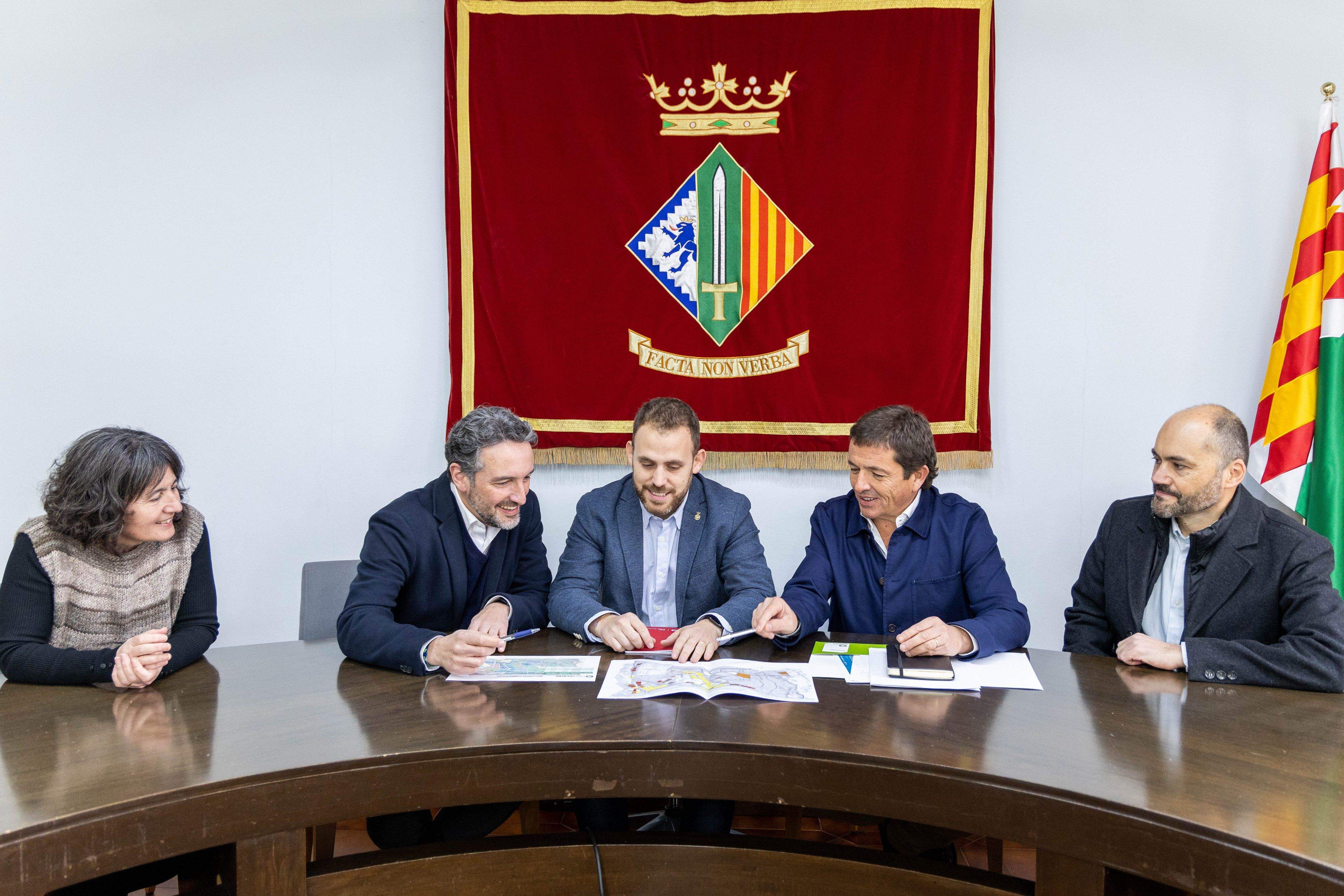 Reunió ente l'empresa Urbania, l'INCASÒL i el govern local. FOTO: Incasòl