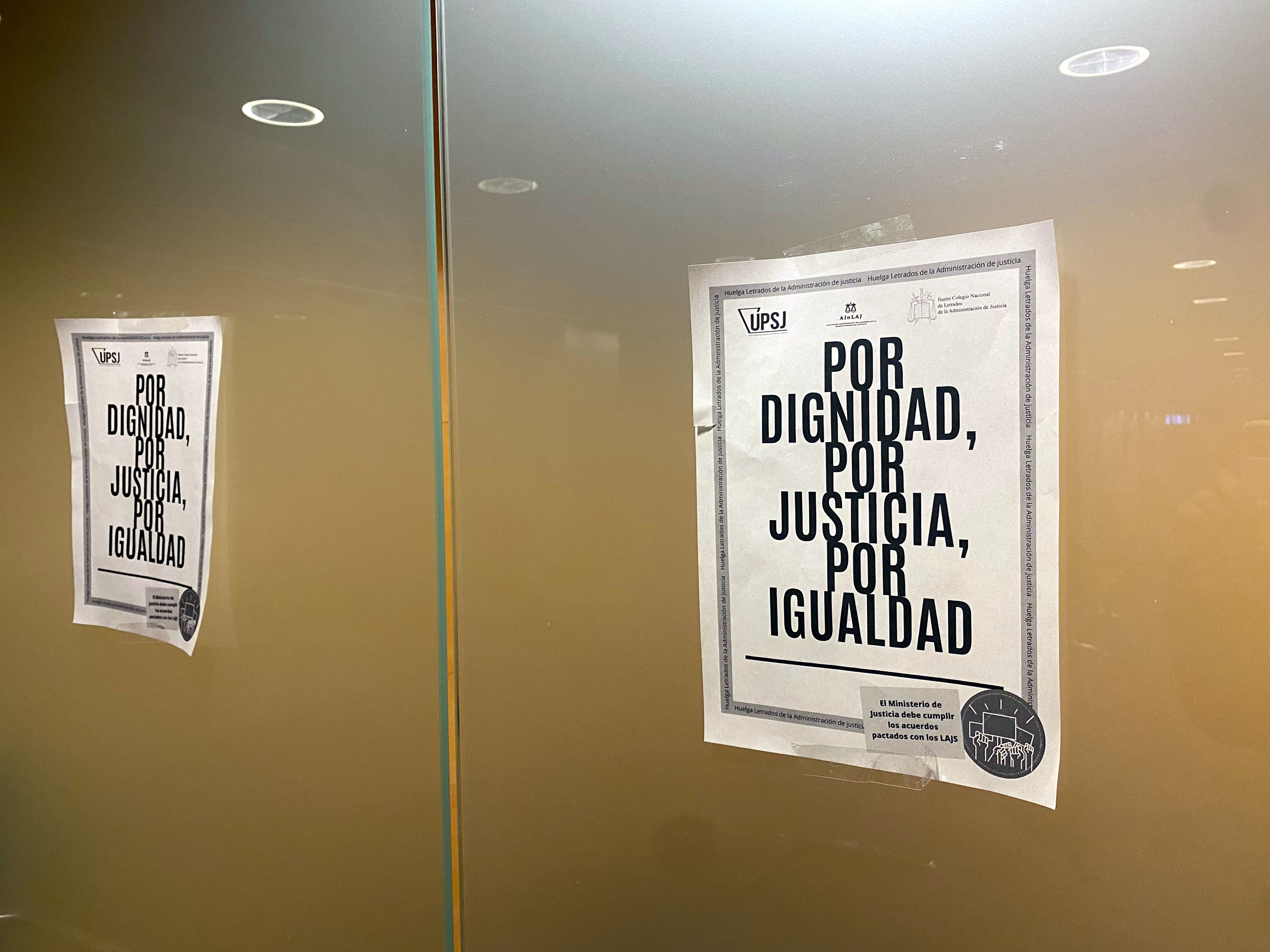 Cartells d'anunci de la vaga dels lletrats de l'administració de justicia a l'interior d'un jutjat. FOTO: ACN