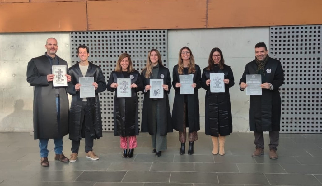 Els lletrats de l'administració de justícia a Cerdanyola abans d'iniciar la vaga. FOTO: Cedida Els lletrats de l'administració de justícia a Cerdanyola abans d'iniciar la vaga. FOTO: Cedida