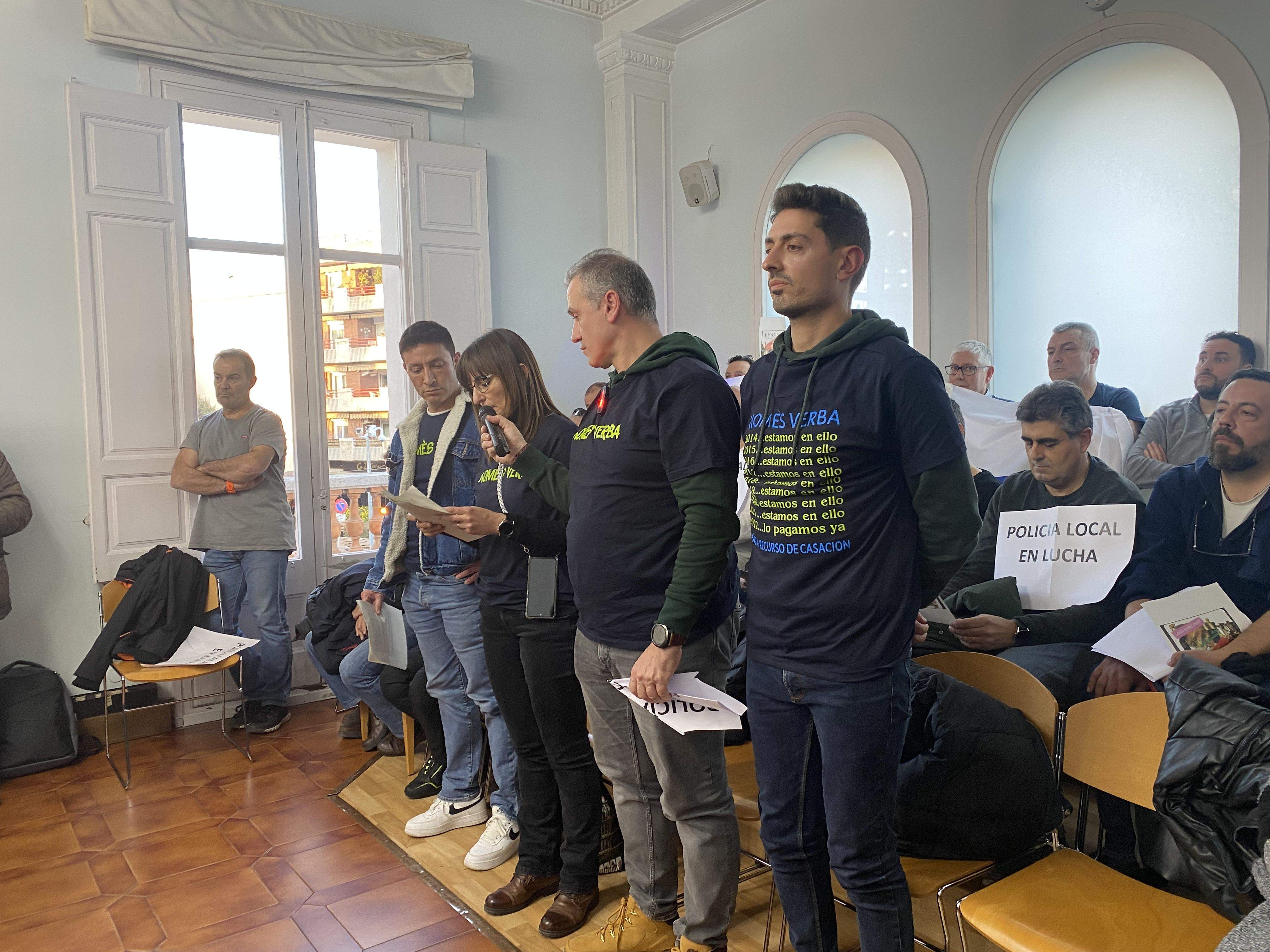 Agents de la Policia Local intervenen a l'Audiència Ciutadana. FOTO: Mónica GM