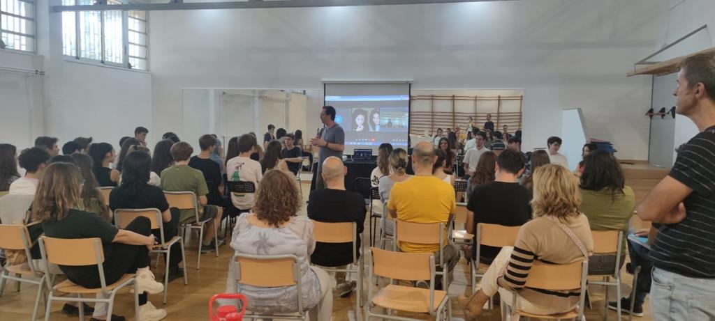 Acte de lliurament de diplomes IB entre els estudiants del Batxillerat Internacional de l'Institut Forat del Vent. FOTO: Forat del Vent
