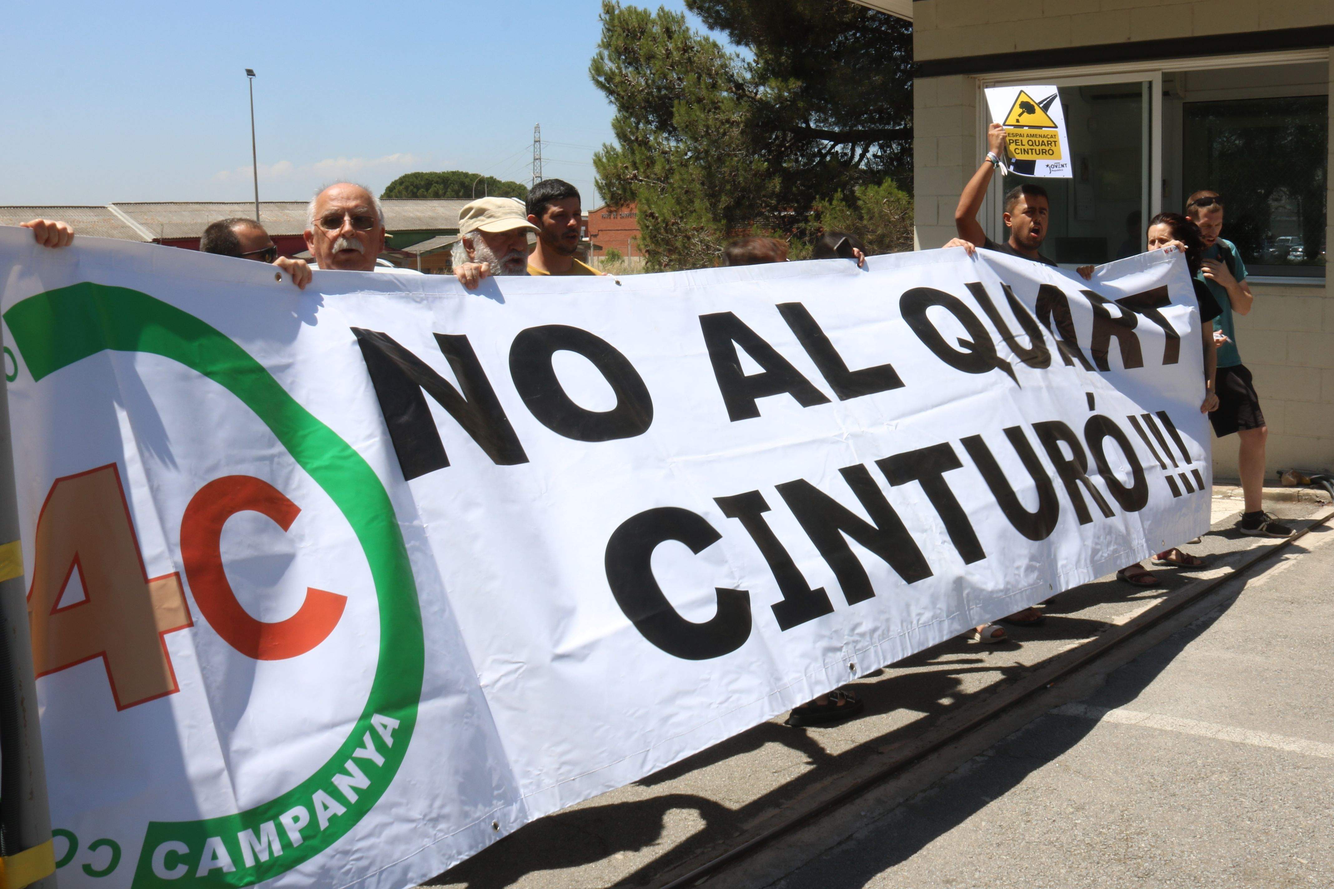 Protesta de detractors del Quart Cinturó a fora del recinte del Consell Comarcal del Vallès Occidental durant la presentació de l'ampliació de la B-40 el passat mes de juny.  FOTO: Albert Segura (ACN)