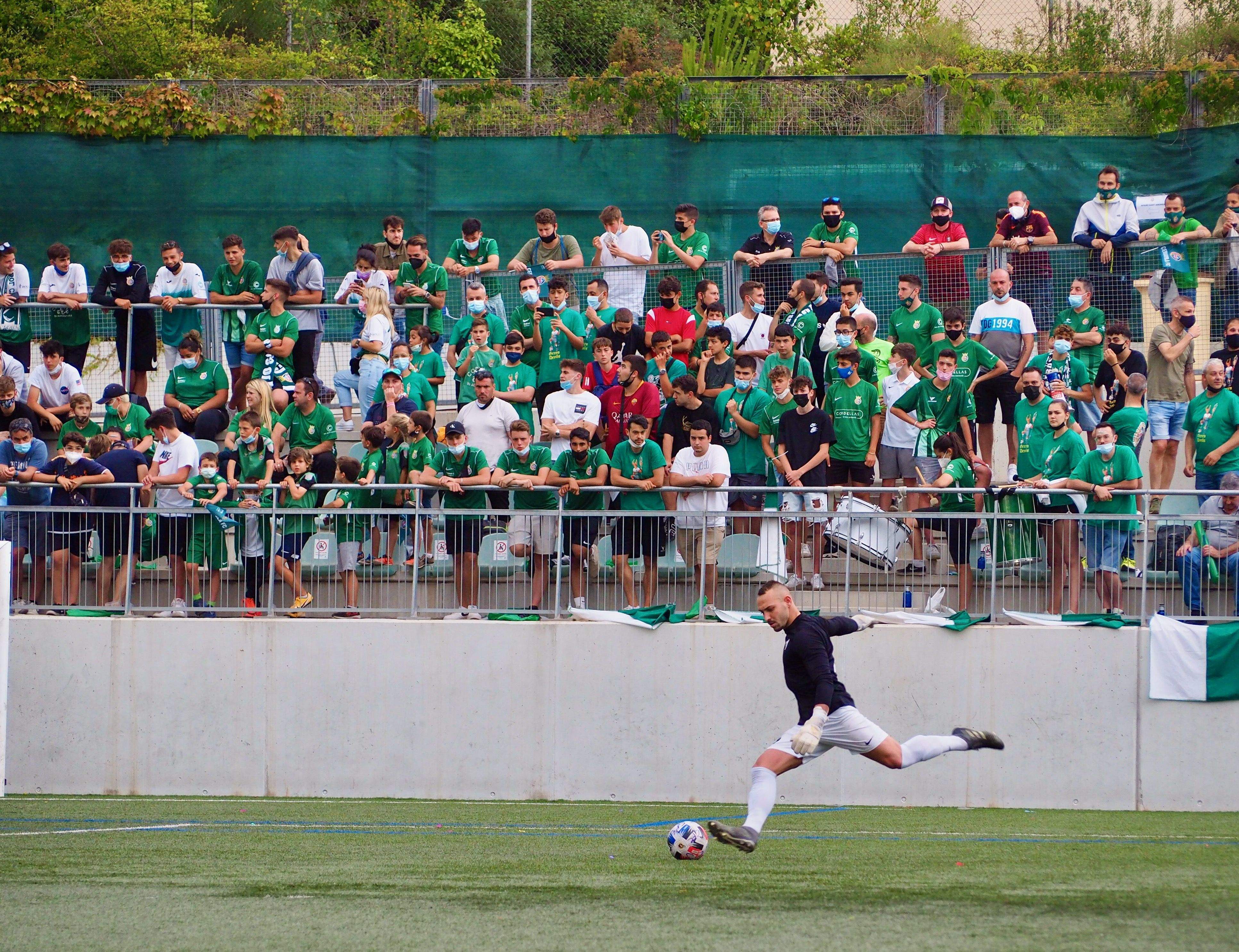 Afició del Cerdanyola Futbol Club en un partit a Fontetes. FOTO: Mónica GM