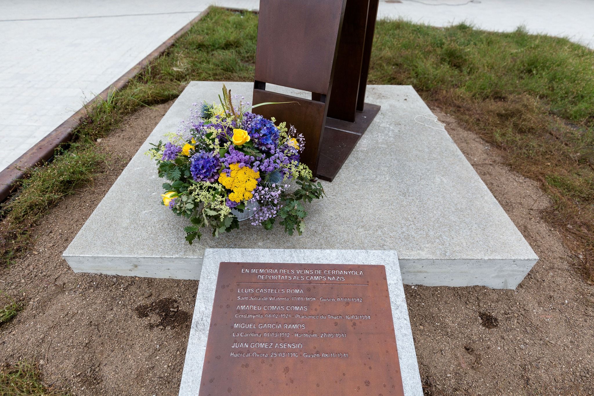 Placa i monument en homenatge als cerdanyolencs deportats a camps de concentració nazis. FOTO: Núria Puentes (Ajuntament) Placa i monument en homenatge als cerdanyolencs deportats a camps de concentració nazis. FOTO: Núria Puentes (Ajuntament)
