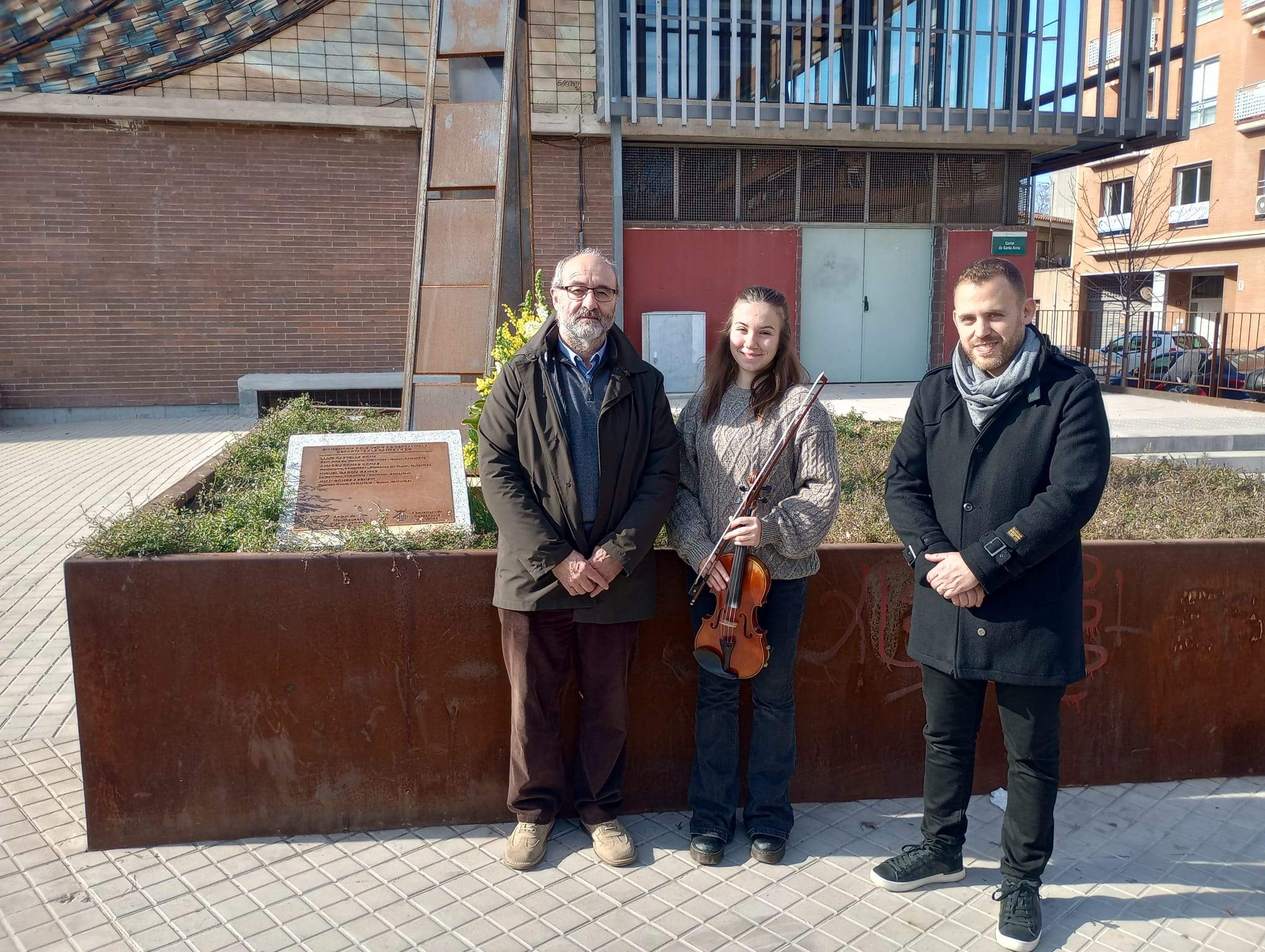 Joan Calvo, Lara Rubio i Carlos Cordón davant l'estatua que recorda les víctimes del nazisme. Foto: Enric GT