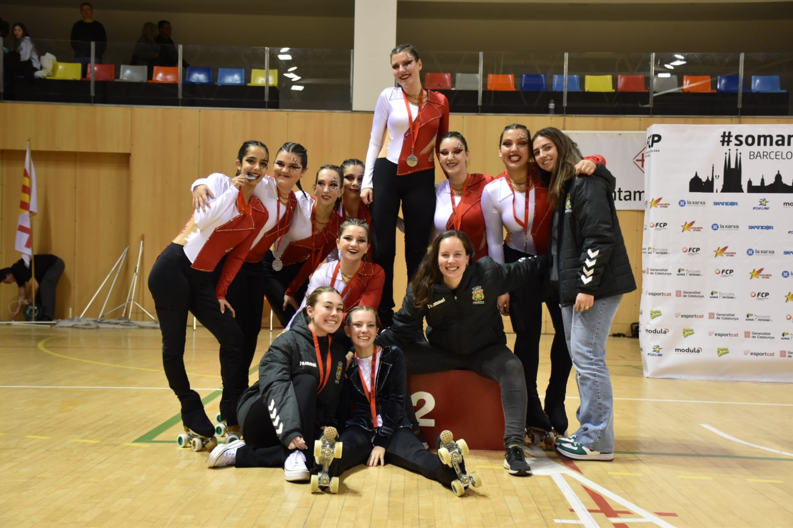 L'equip de Xou Júnior i la seva entrenadora, Gemma Àlvarez a Vic durant el Campionat Territorial de Barcelona. FOTO: Cedida L'equip de Xou Júnior i la seva entrenadora, Gemma Àlvarez a Vic durant el Campionat Territorial de Barcelona. FOTO: Cedida