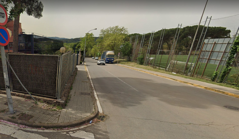 L'incendi va afectar la tanca d'una empresa a La Bòbila. FOTO: Google Maps