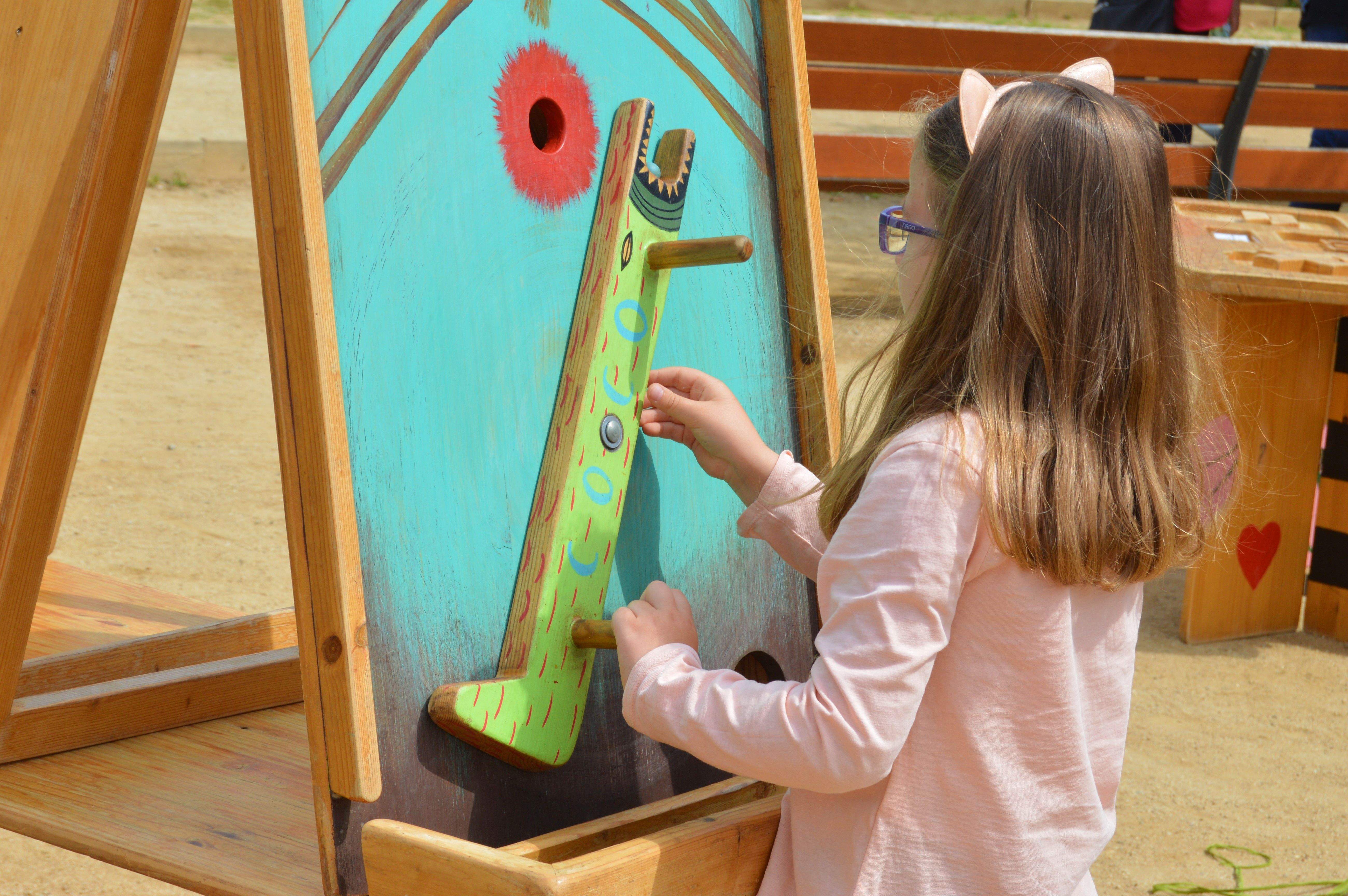 Una nena jugant a Cerdanyola. FOTO: Nora Muñoz Otero