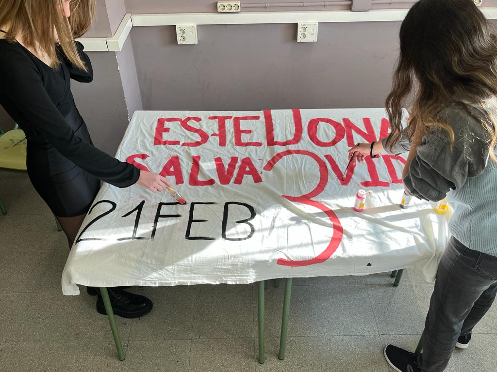 Alumnes de l'Institut Jaume Mimó fan cartells per fer difusió de la jornada de donació de sang. FOTO: Cedida
