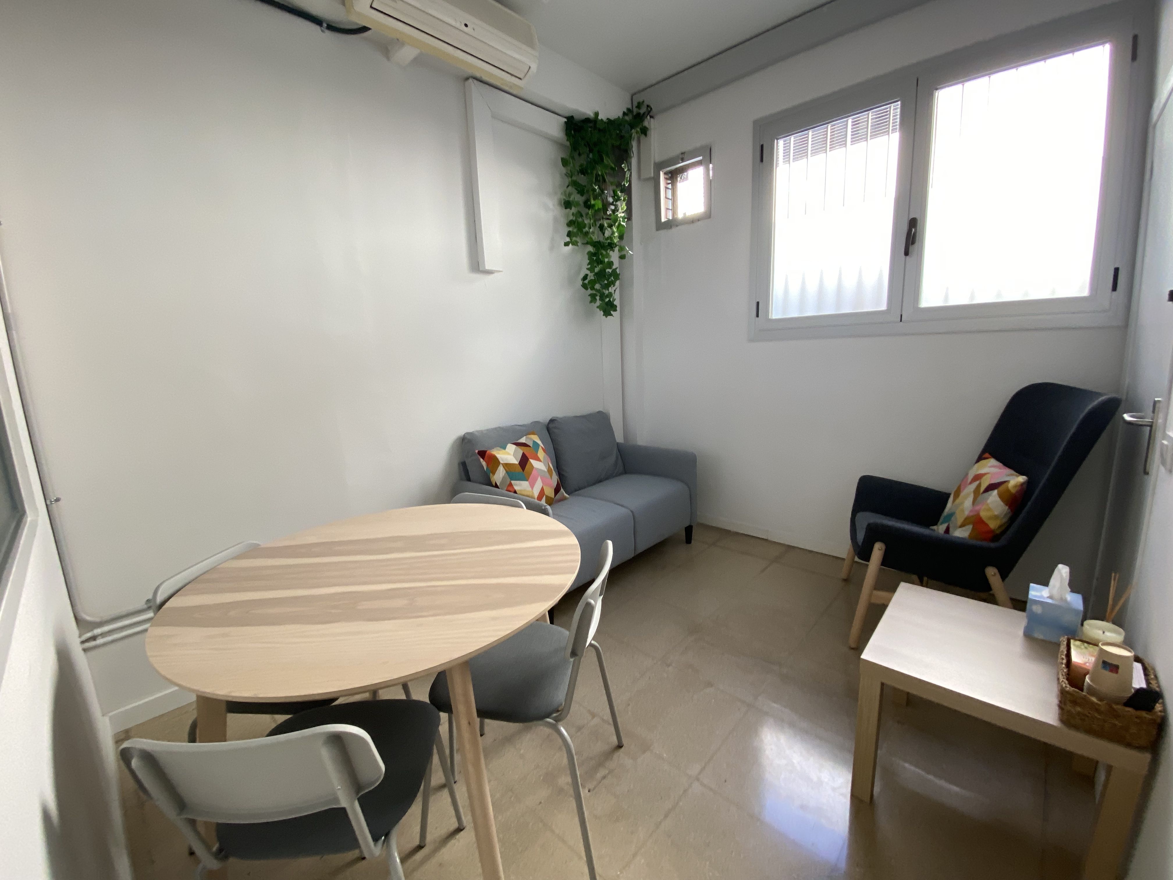 Una de les sales d'atenció privada de l'Oficina Jove. FOTO: Mónica GM Una de les sales d'atenció privada de l'Oficina Jove. FOTO: Mónica GM