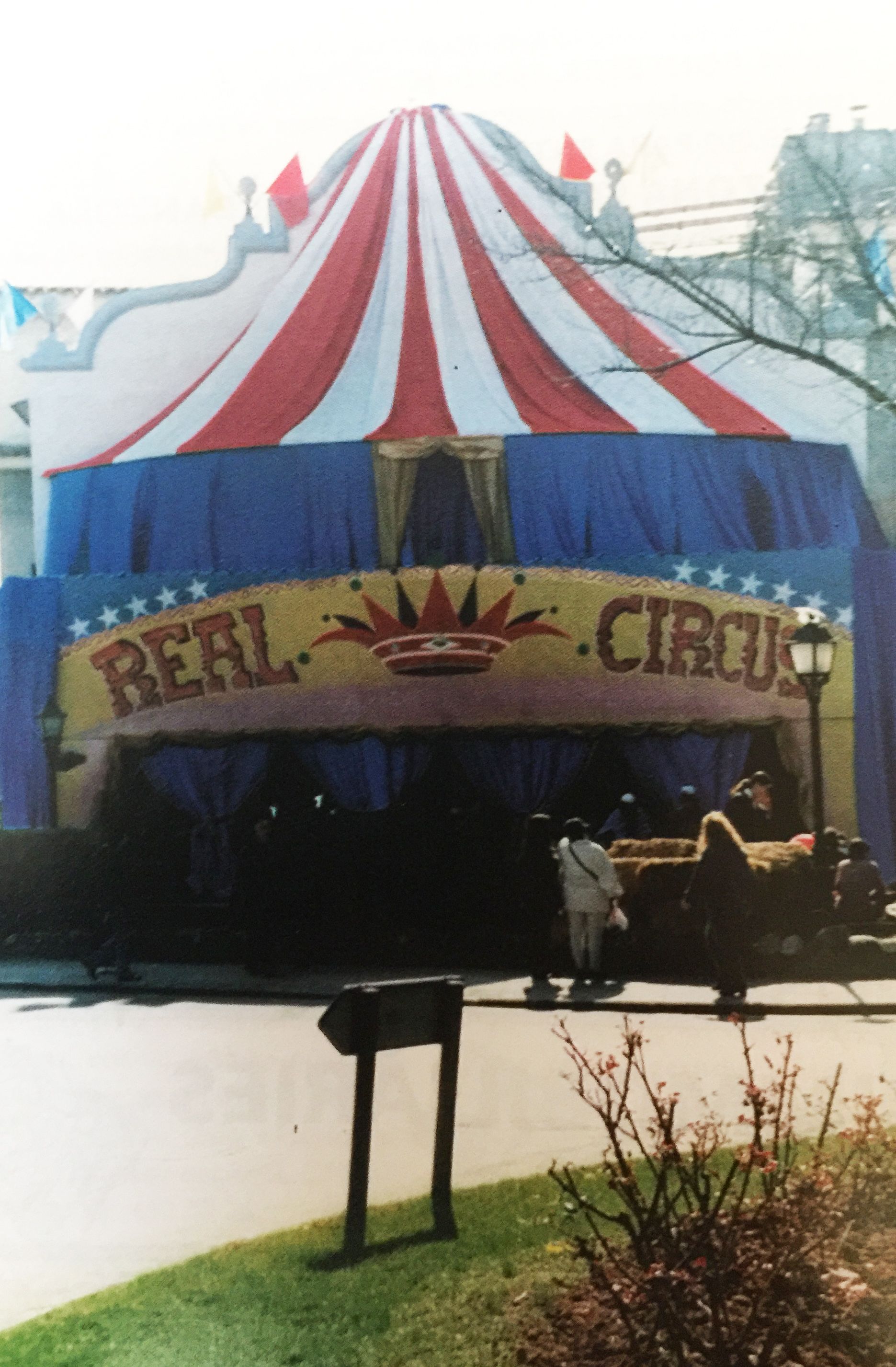L'edifici de l'Ajuntament de Cerdanyola guarnit pel Carnaval de 1998. FOTO: Arxiu del TOT