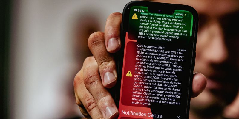 Quan s’activa el sistema, tots els mòbils que tinguin cobertura de les antenes de telefonia situades a la zona que les autoritats hagin determinat, reben un avís FOTO: Departament d'Interior Quan s’activa el sistema, tots els mòbils que tinguin cobertura de les antenes de telefonia situades a la zona que les autoritats hagin determinat, reben un avís FOTO: Departament d'Interior