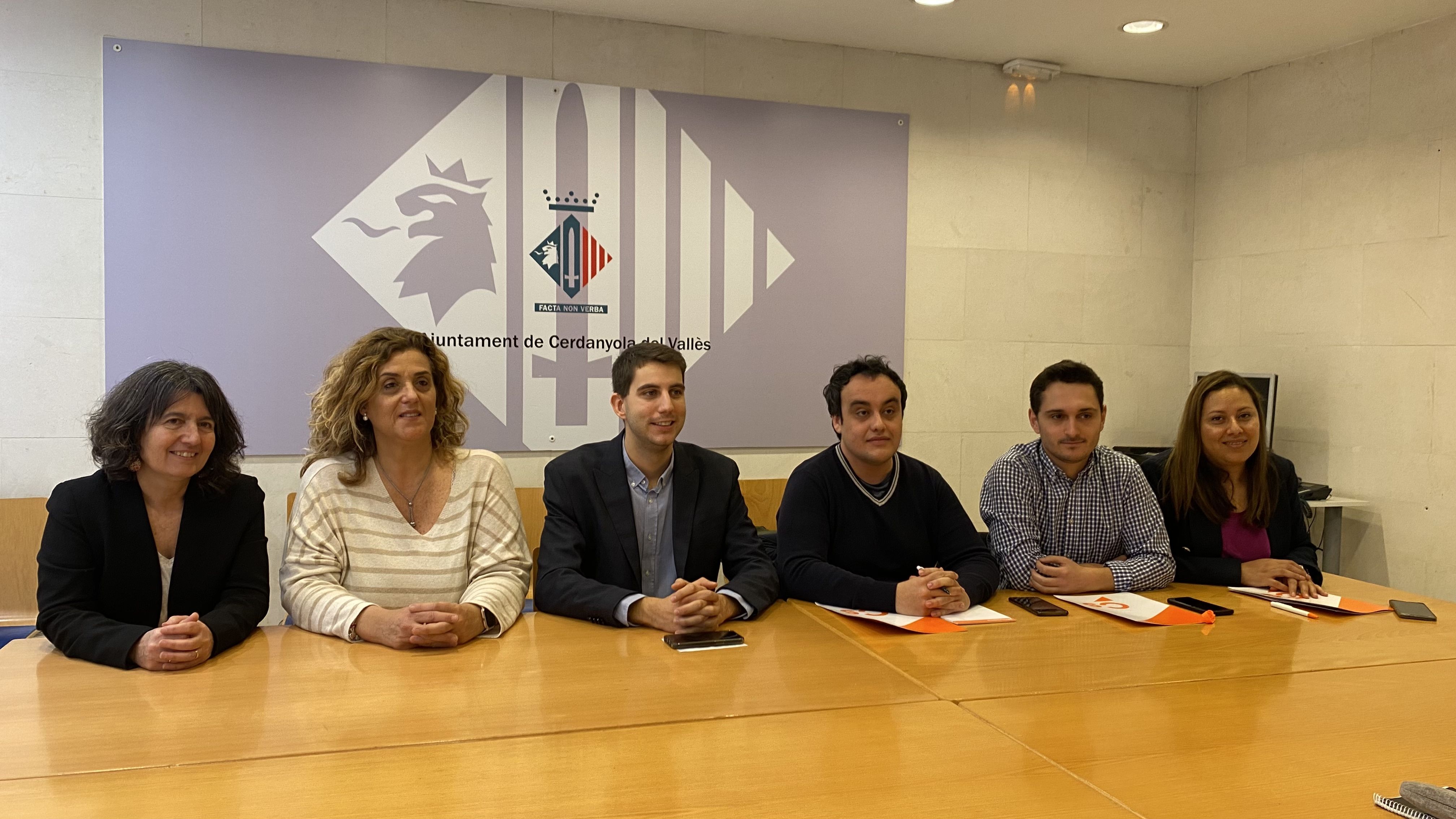 Regidors del PSC i de Ciutadans en roda de premsa el 22 de febrer de 2023. FOTO: Mónica GM