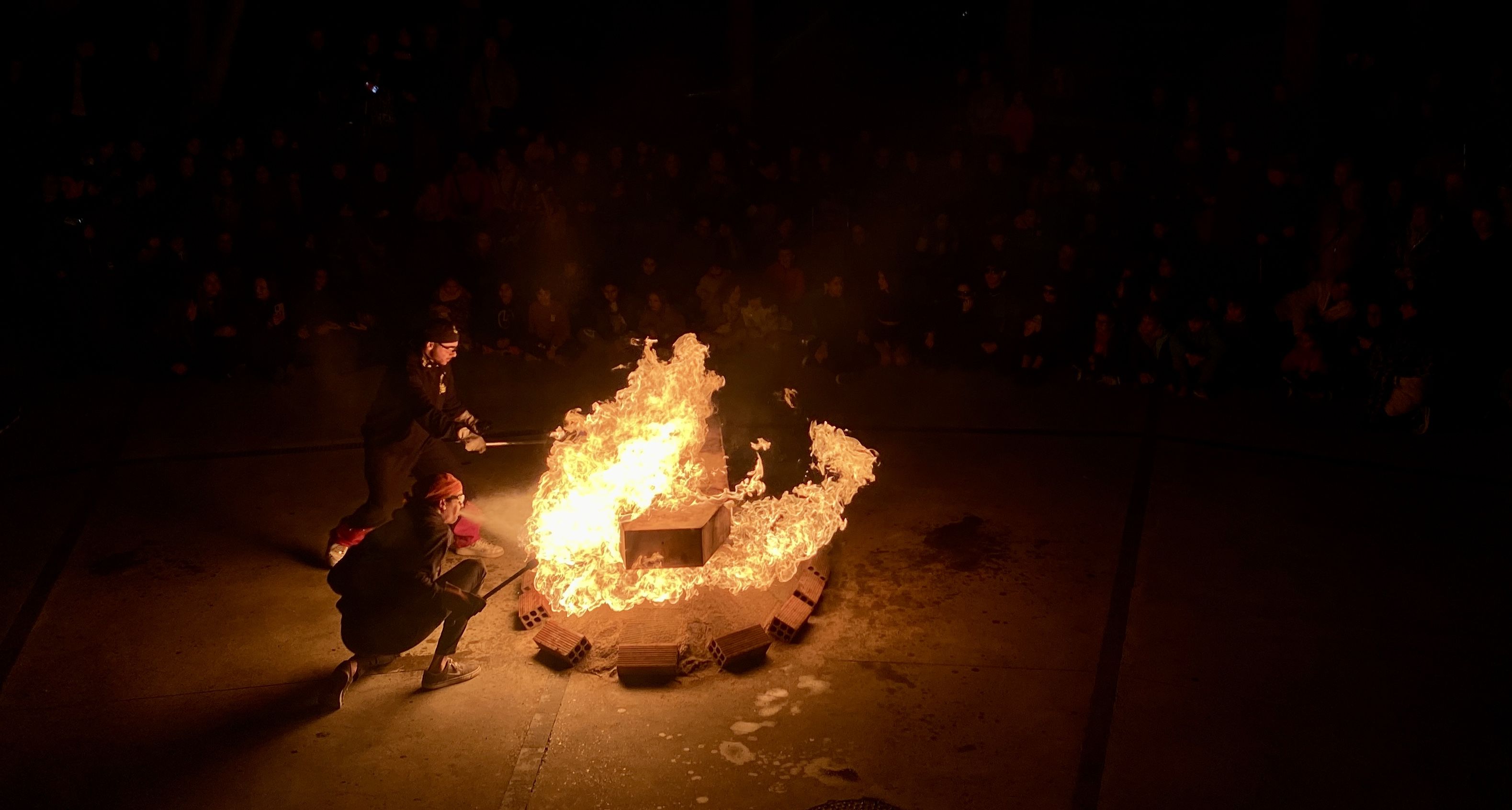 Els Joves Diables cremen el taüt del Rei Carnestoltes. FOTO: Mónica GM