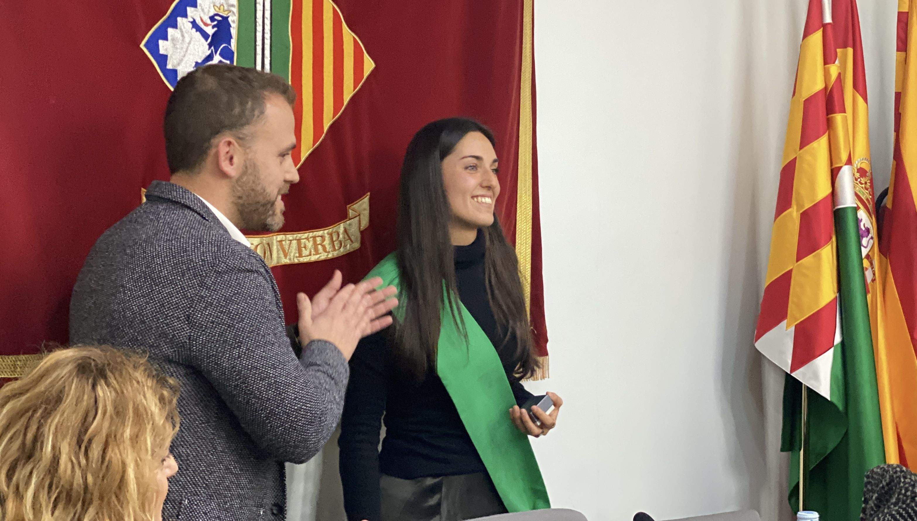 Paula Collado rep la banda de regidora. FOTO: Mónica GM