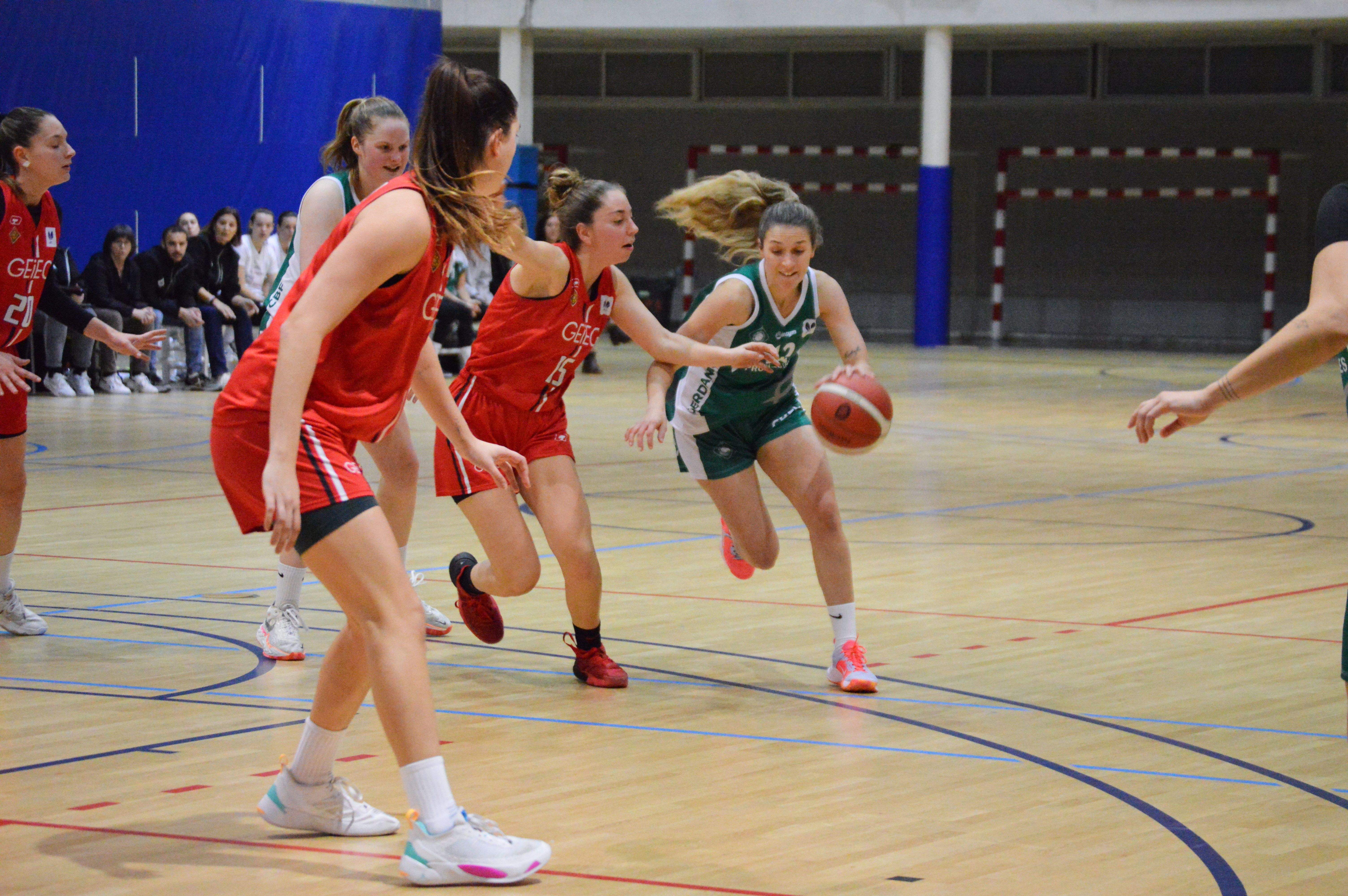 El CFB Cerdanyola en un partit de Liga Femenina 2. FOTO: Nora MO