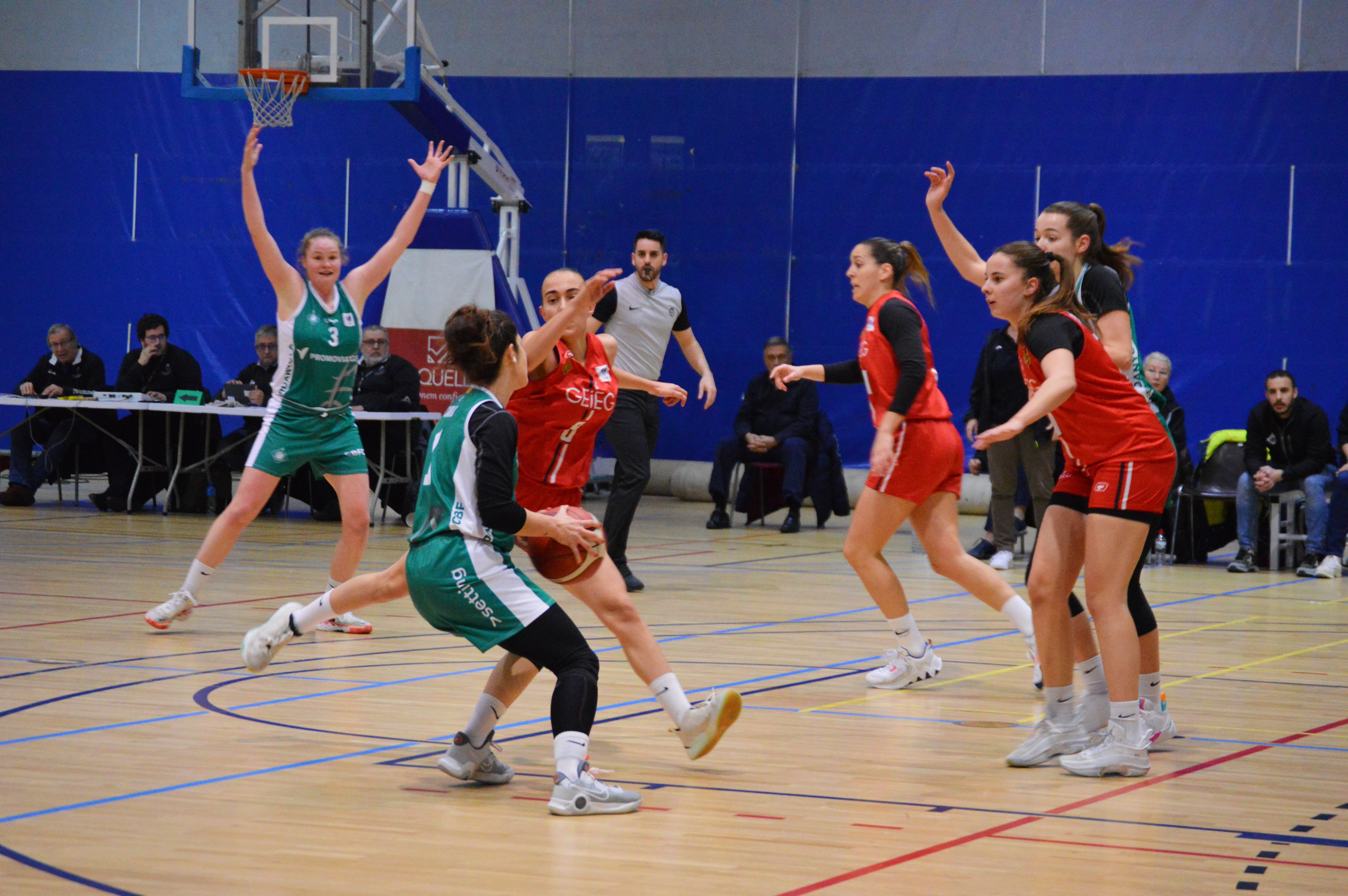 El CFB Cerdanyola en un partit de Liga Femenina 2. FOTO: Nora MO