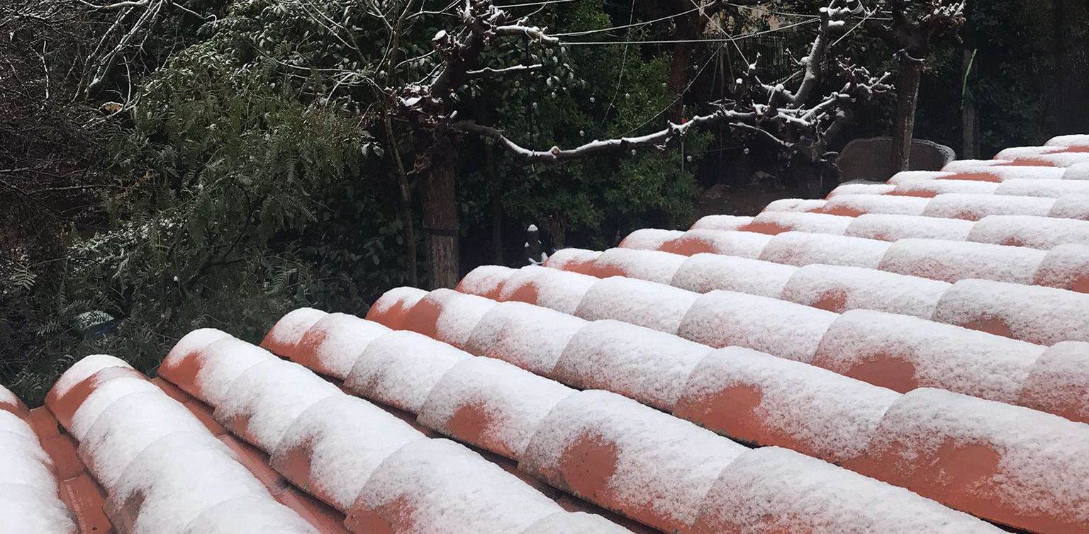 Una teulada nevada a Bellaterra aquest dilluns 27 de febrer. FOTO: Pol Frederic
