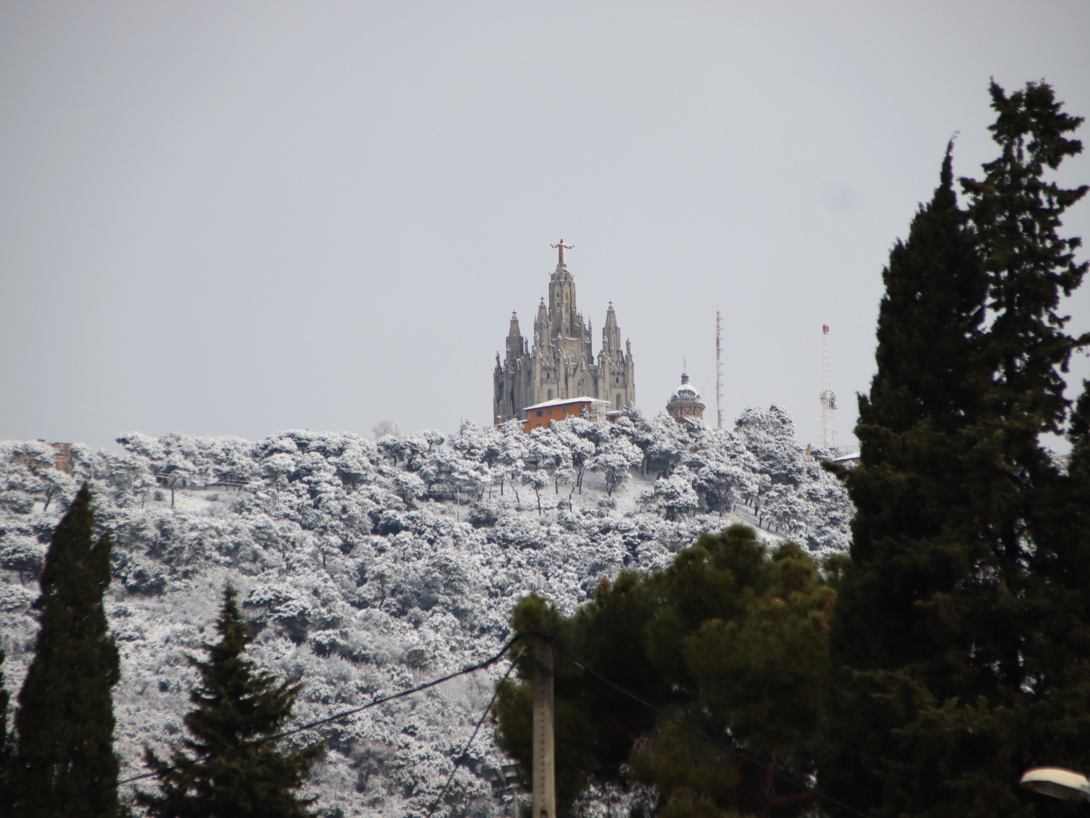 El Tibidabo nevat aquest dilluns 27 de febrer. FOTO: Blanca Blay (ACN)