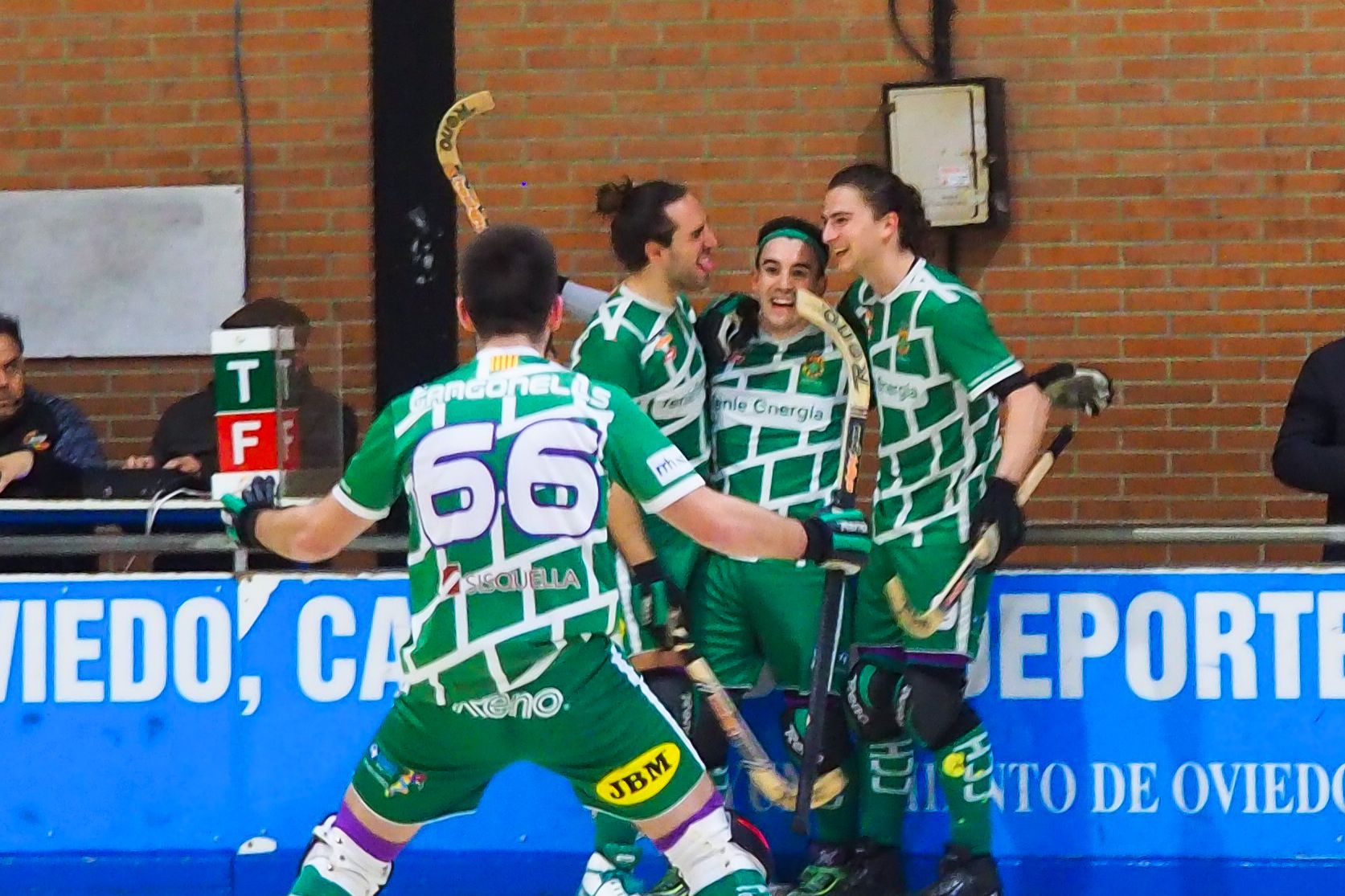 El Cerdanyola Club d'Hoquei celebra un gol a la pista del Roller Oviedo. FOTO: Mónica GM