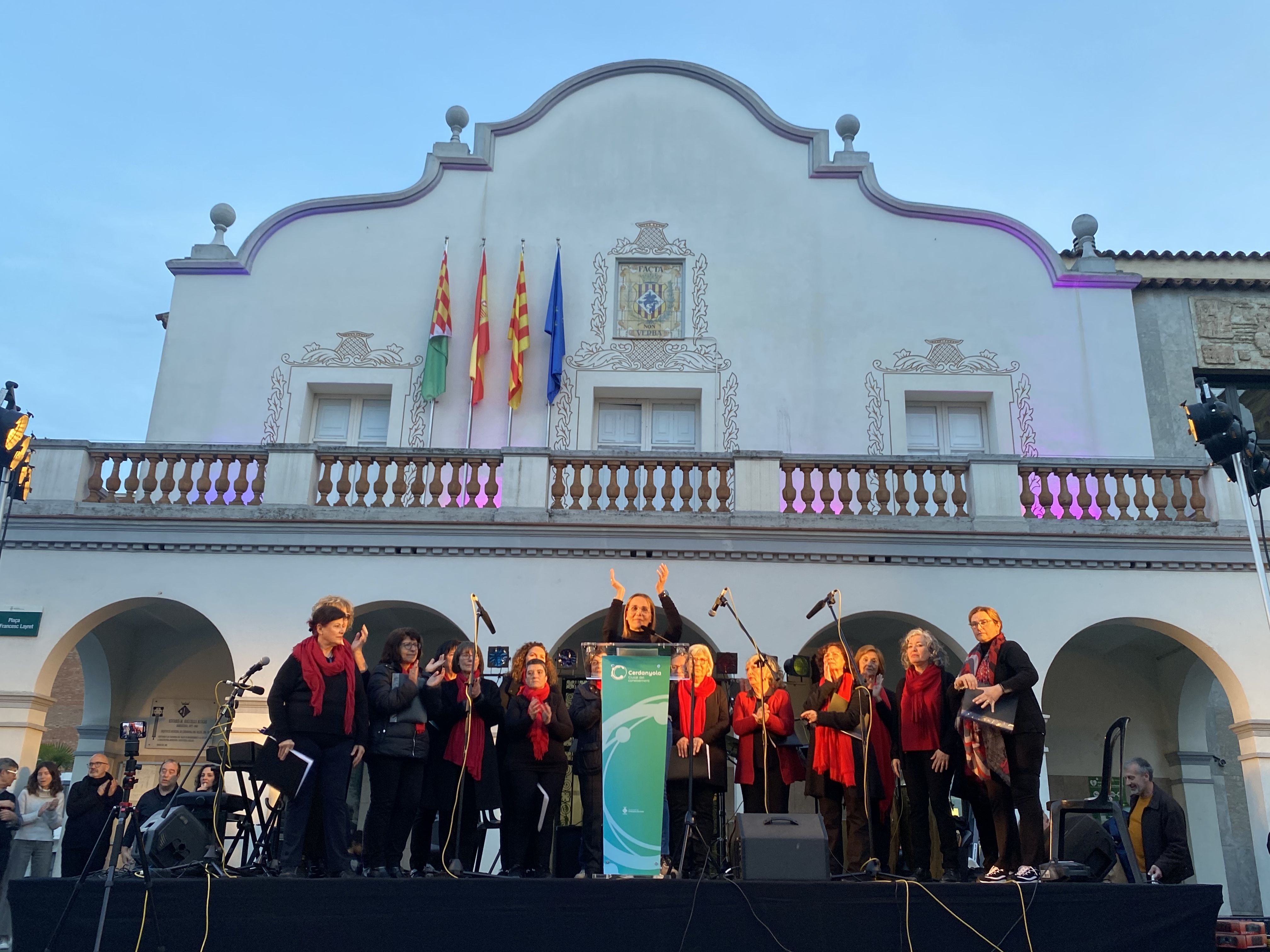 La Coral Dones per la Pau i la regidora Glòria Urbano durant el 8M. FOTO: Mónica GM