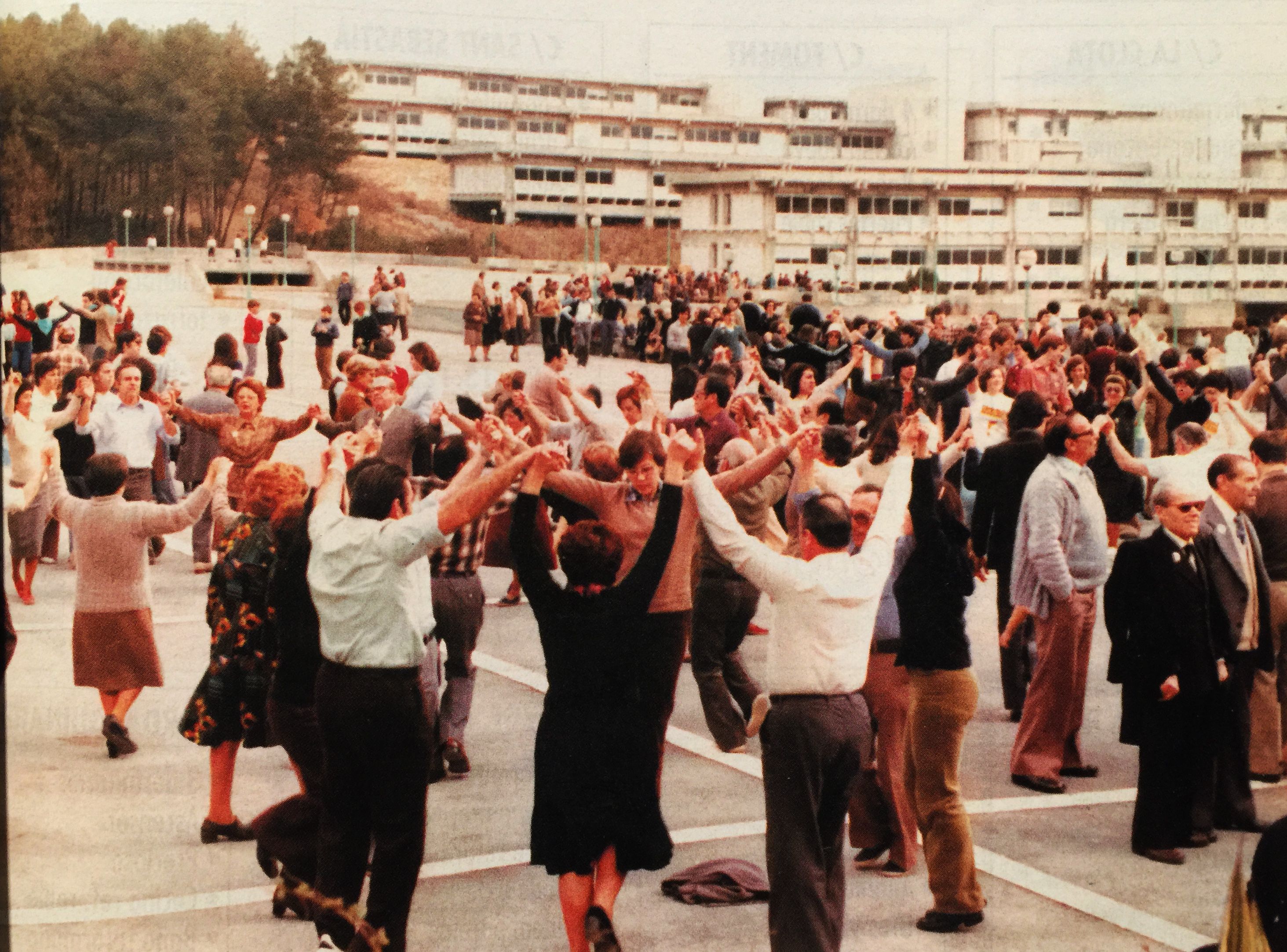 Primer Aplec de la Sardana a Cerdanyola, 1975. Cedida per Esteve Boldú a l'Arxiu del TOT