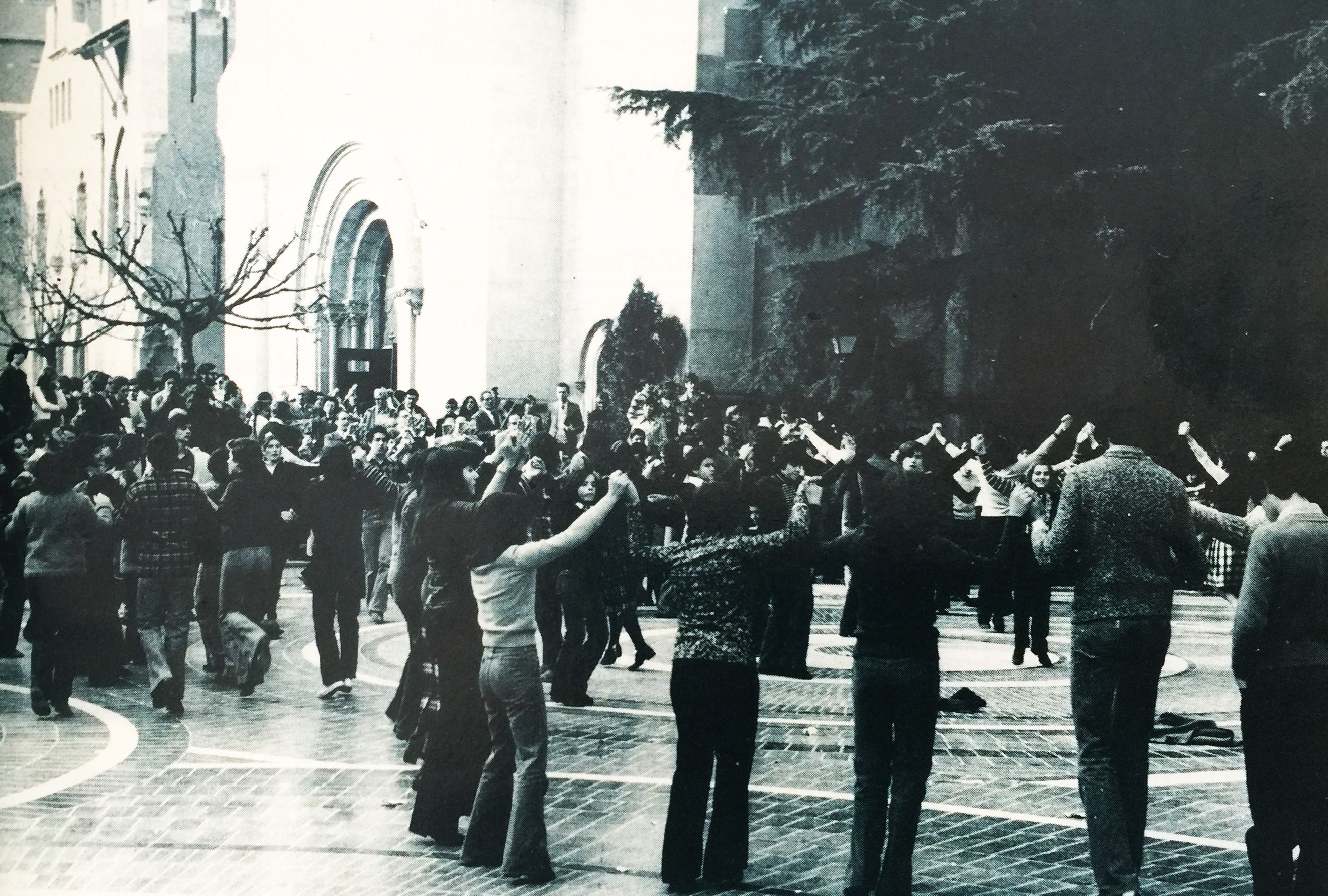 El sardanisme ha tingut presència, i en continua tenint, a altres espais i moments de Cerdanyola, com la plaça de l'Abat Oliba. Imatge de l'any 1977. FOTO: Cedida per Josep Ametller