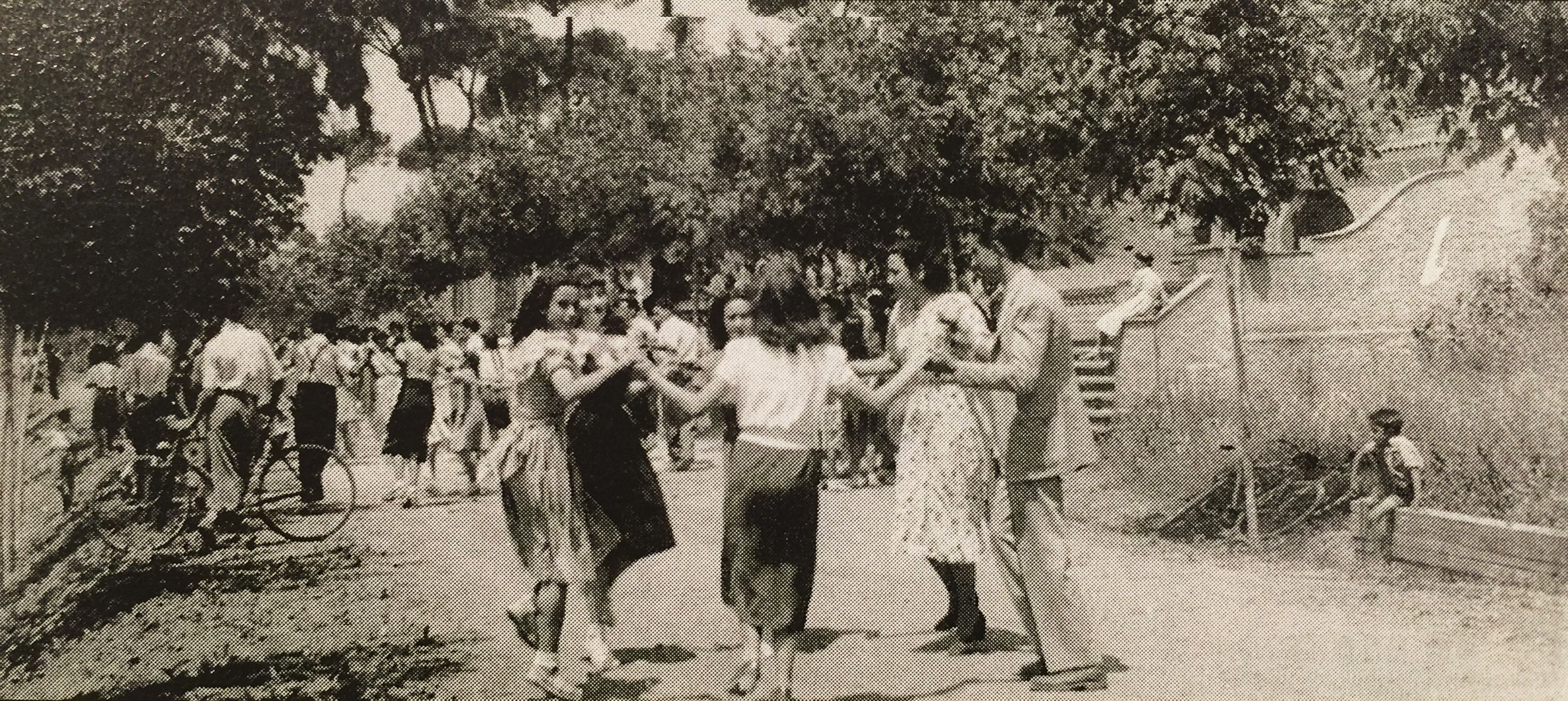 Ballada de Sardanes a la Font d'Adam i Eva, anys 50. FOTO: Cedida per la Merceria l'Estrella