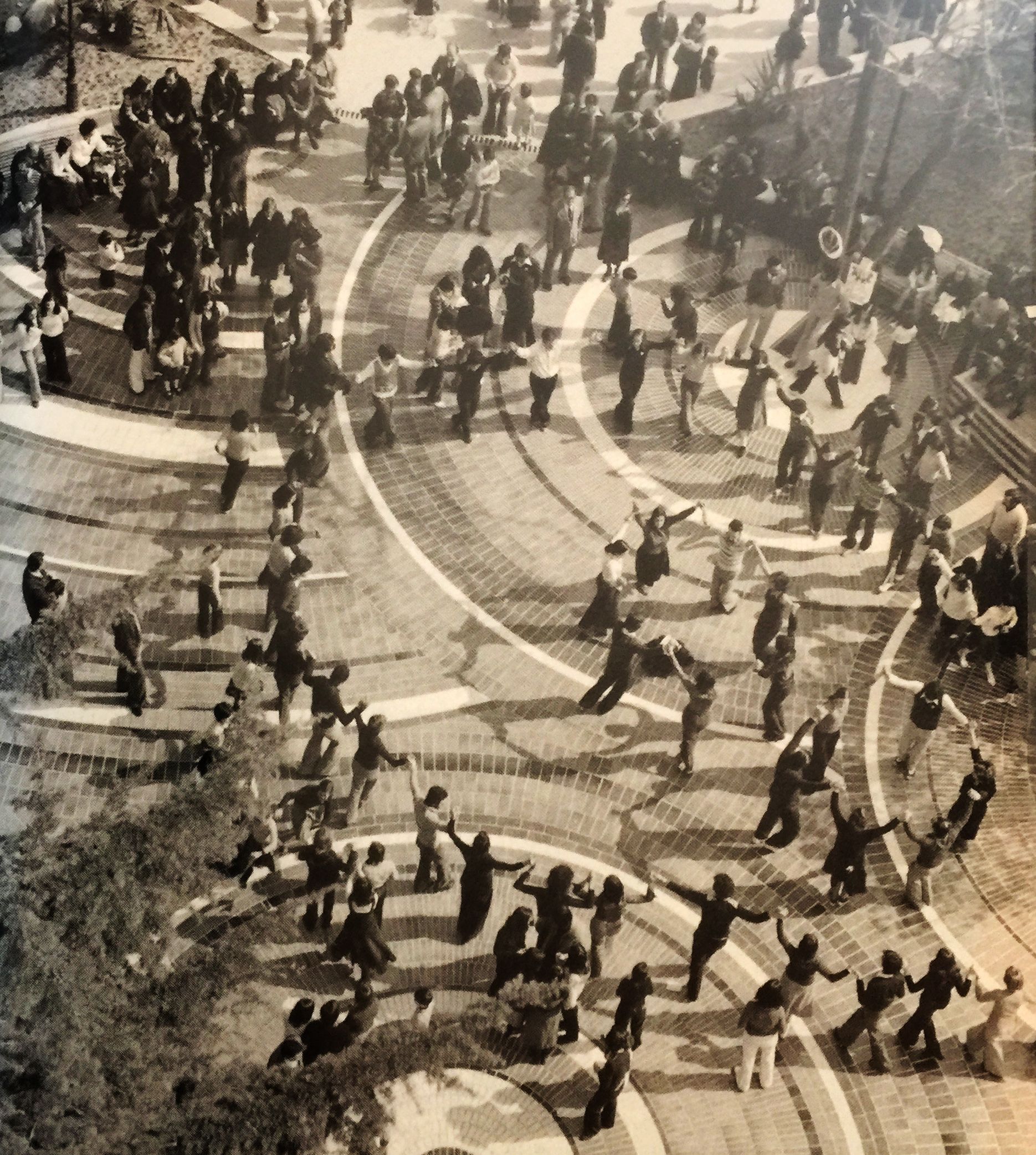 Ballada de Sardanes a la Plaça Abat Oliba. Publicada al TOT l'any 1997. FOTO: Cedida per Jordi Joan Mata)