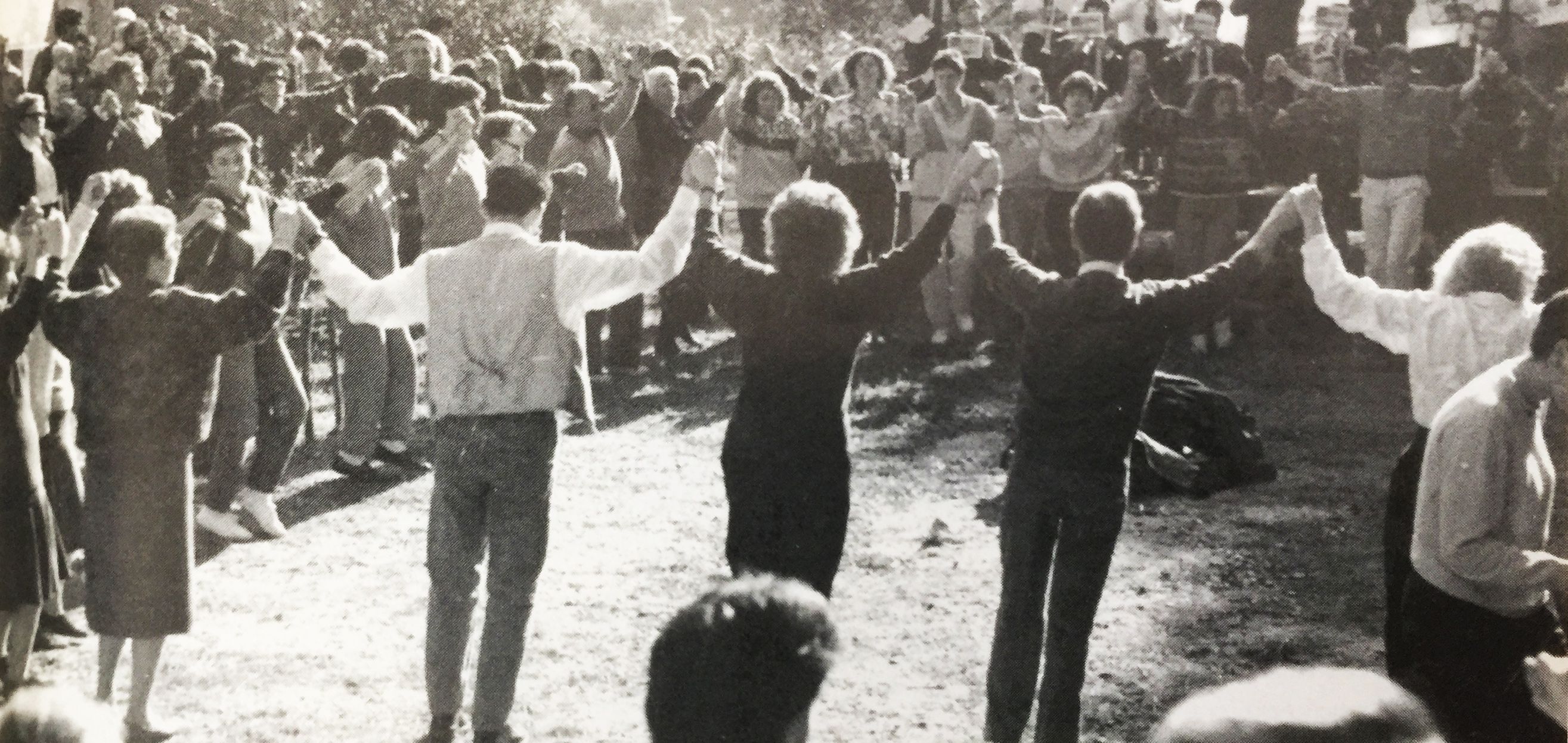 Ballada de sardanes a l'Aplec de Sant Iscle l'any 1996. FOTO: Arxiu del TOT