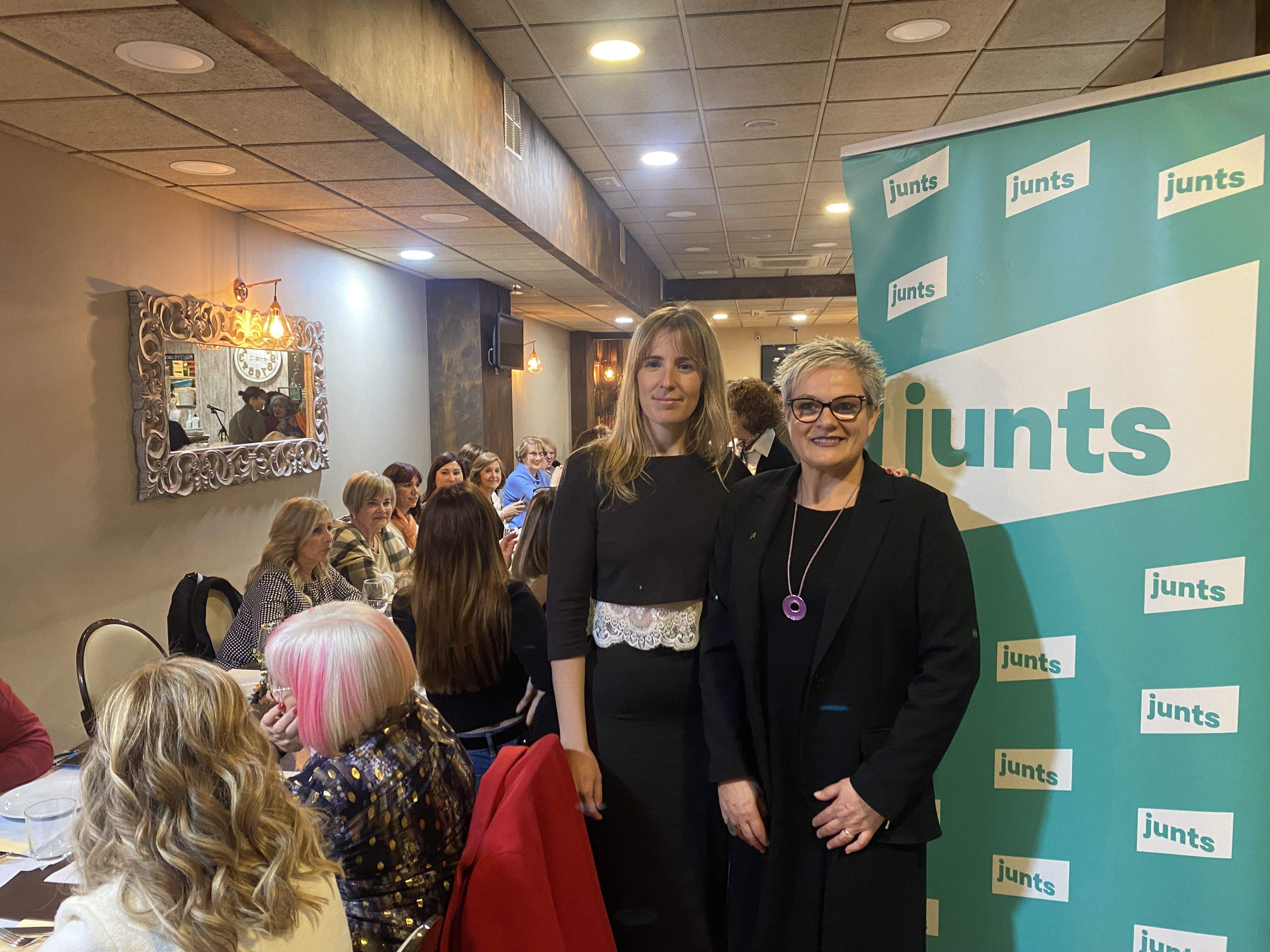 L'exconsellera Victòria Alsina i la presidenta de Junts a Cerdanyola, Àngels Guimerà, al Sopar de dones actives 2023. FOTO: Mónica GM