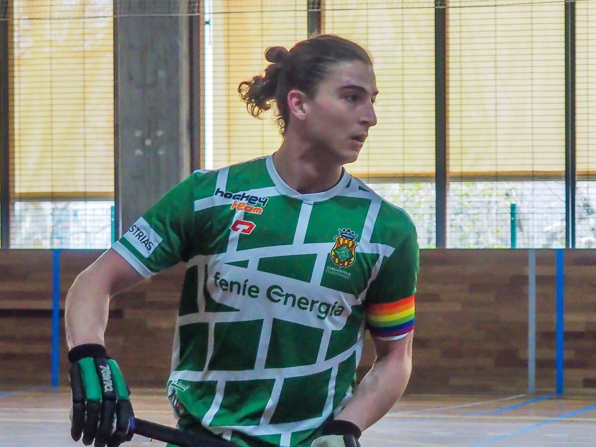 Ignasi López, capità del Cerdanyola CH amb el braçalet de la bandera LGTBIQ+. FOTO: Cedida Ignasi López, capità del Cerdanyola CH amb el braçalet de la bandera LGTBIQ+. FOTO: Cedida