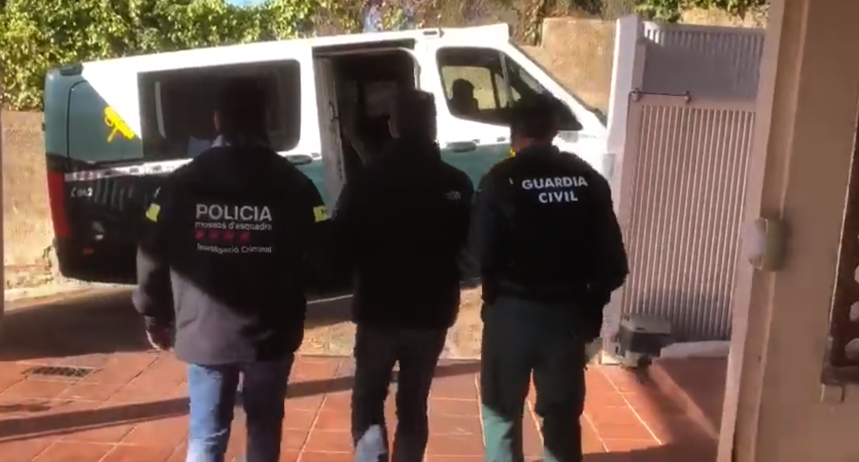 Una de les detencions en l'operatiu conjunt de Mossos d'Esquadra i Guàrdia Civil. FOTO: Guàrdia Civil