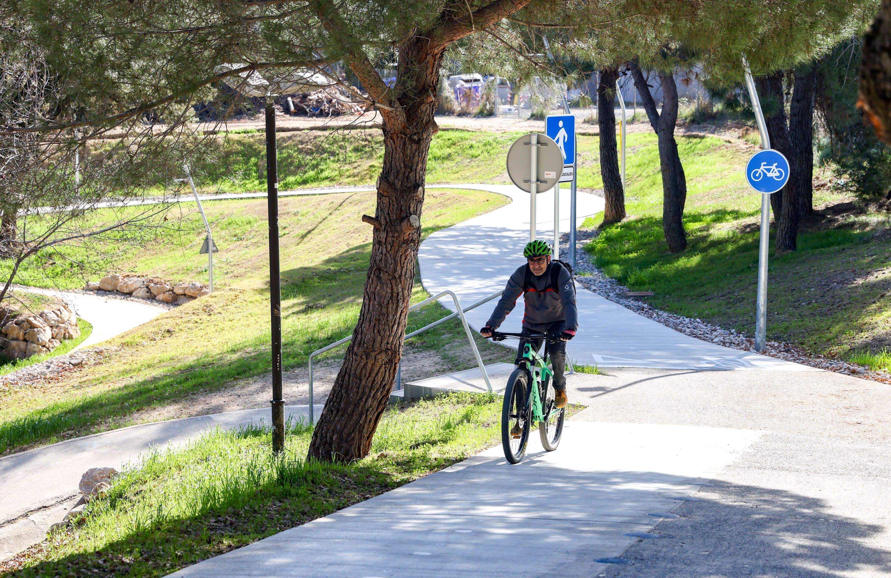 Carril bici entre la UAB i Badia. FOTO: AMB