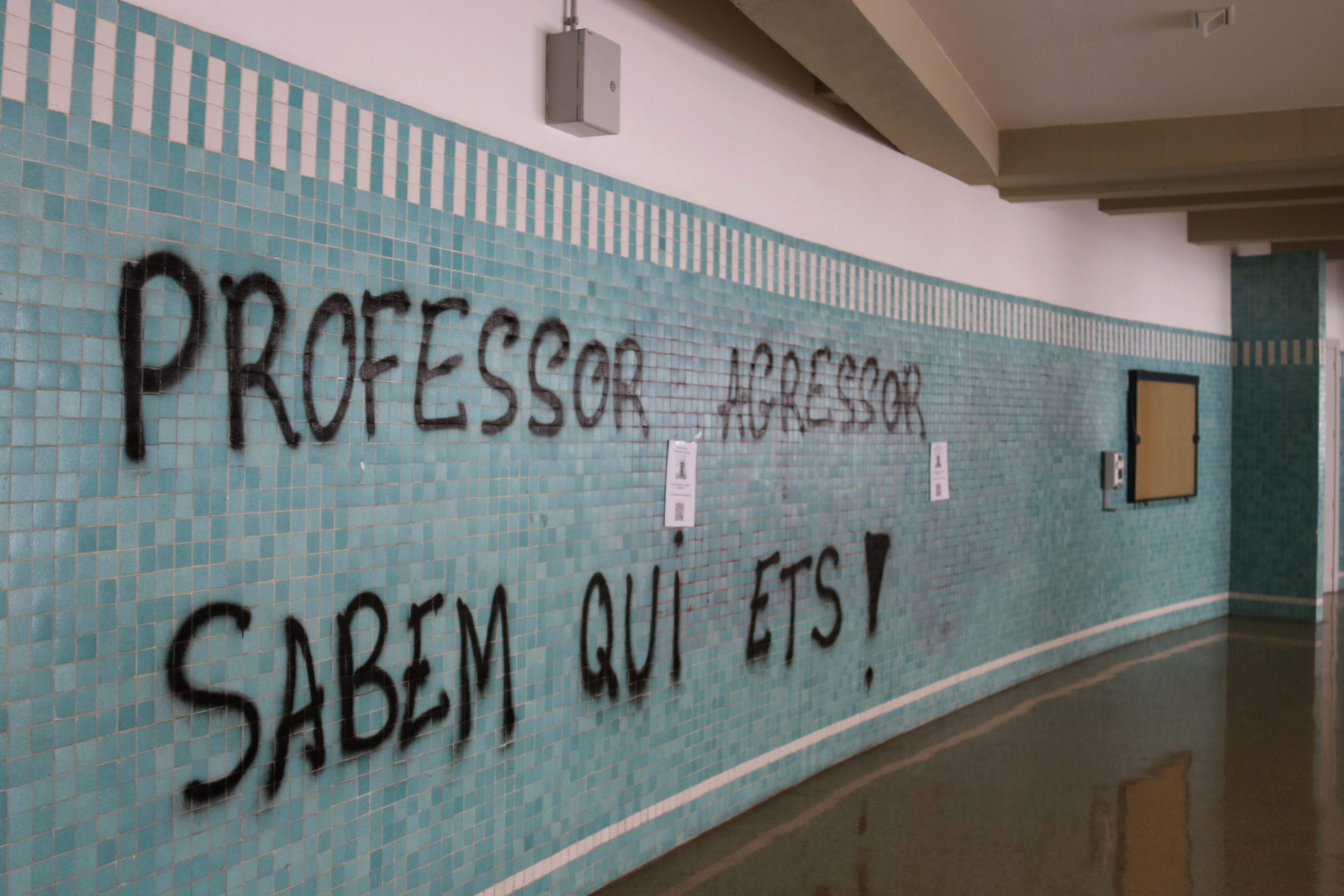 Pintades dins la Facultat de Ciències de la Universitat Autònoma de Barcelona contra el professor condemnat per assetjament sexual. FOTO: Marta Vidal (ACN)