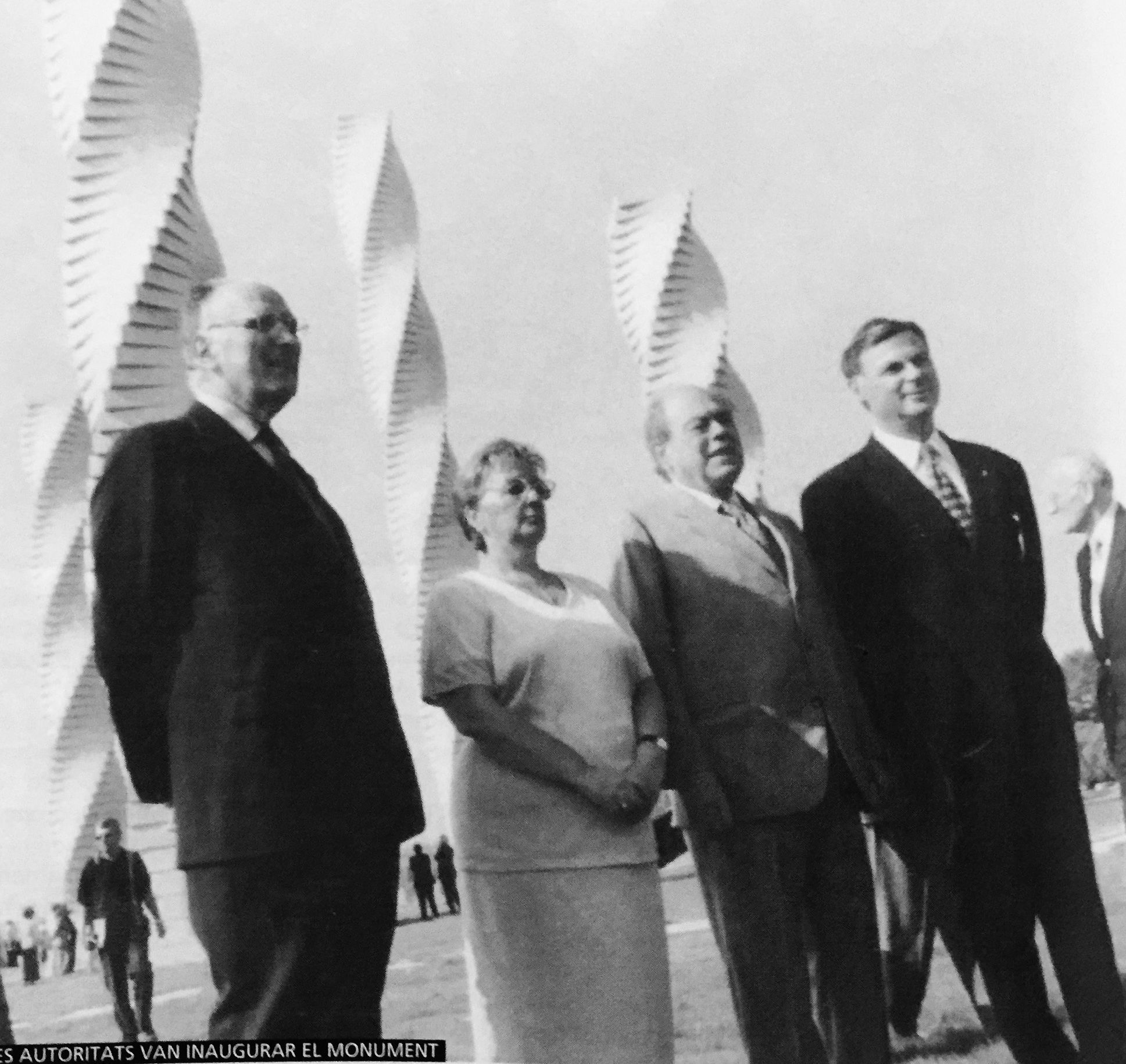 Jordi Pujol, Cristina Real i altres autoritats durant la inauguració de les Columnes d'Alfaro a la UAB l’any 1999. FOTO: Arxiu del TOT 
