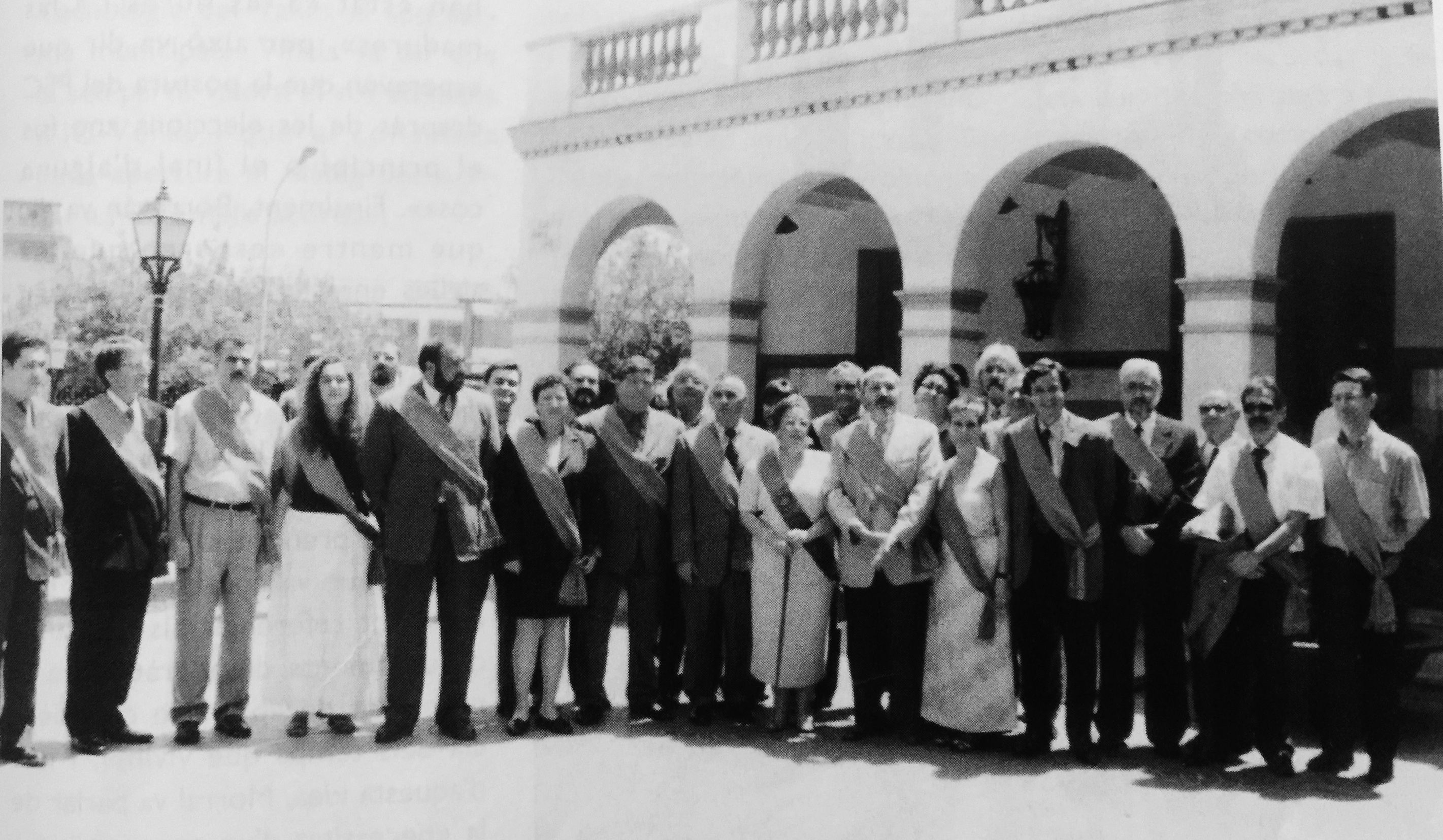 Constitució del Nou Ajuntament després de les eleccions municipals de 1999. Cristina Real (PSC) va ser proclamada alcaldessa. FOTO: Arxiu del TOT