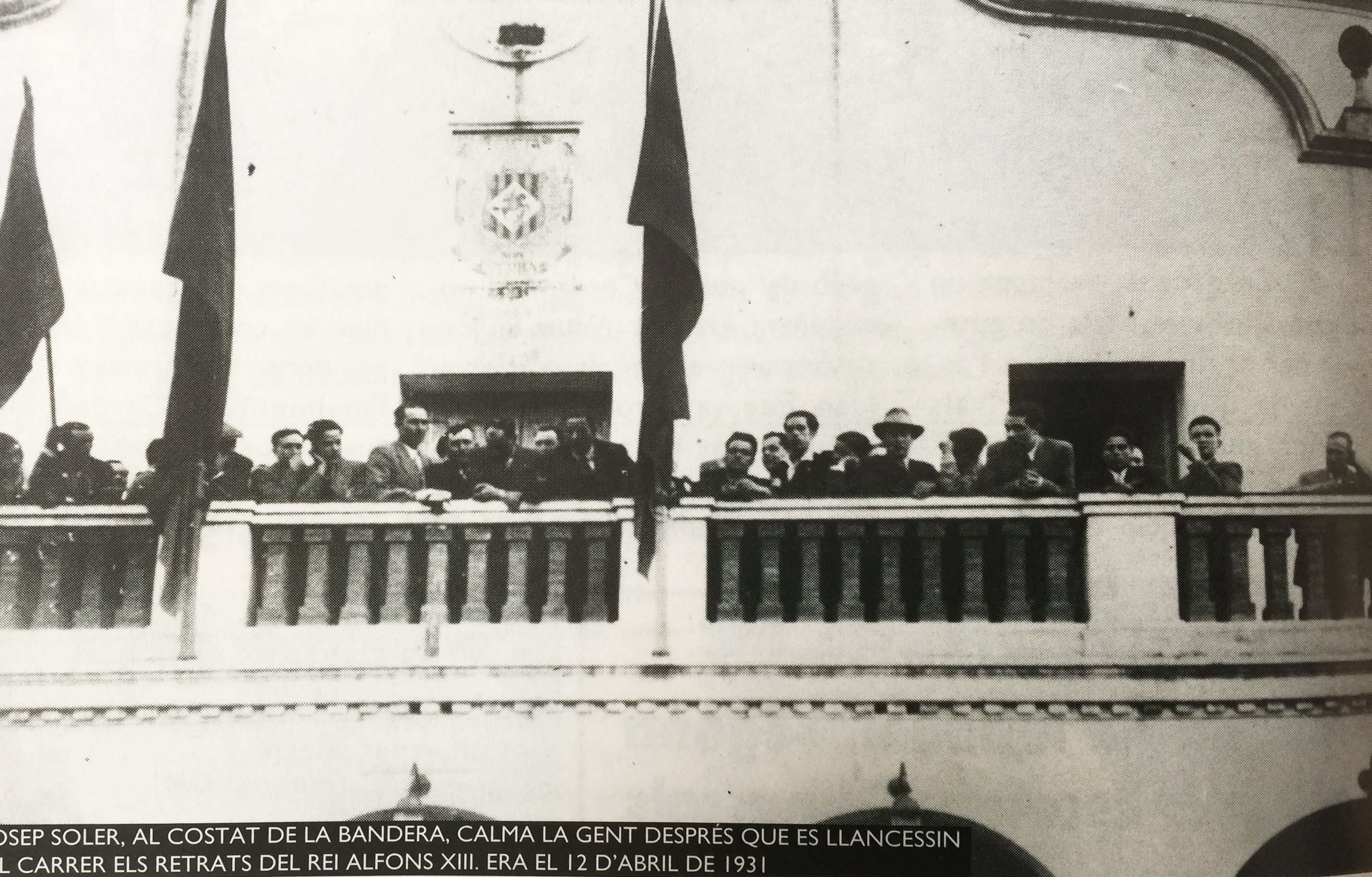 Representants polítics de la ciutat al balcó de l'Ajuntament l'any 1931 després de la proclamació de la República Catalana per part de Francesc Macià. FOTO: Arxiu del TOT 