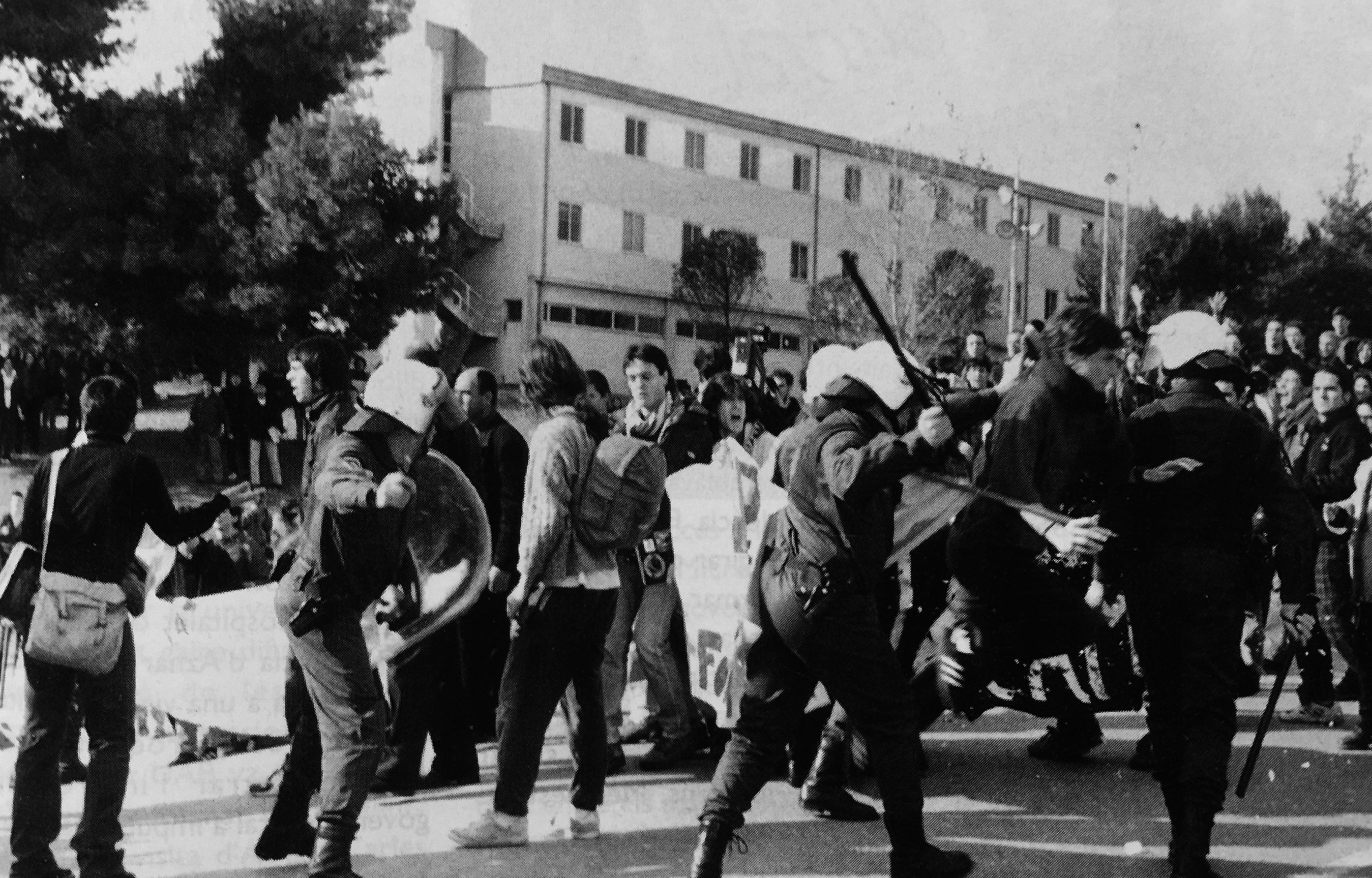La Policia Nacional va carregar contra els manifestants de la UAB davant la visita d'Aznar l'any 1999. FOTO: Arxiu del TOT