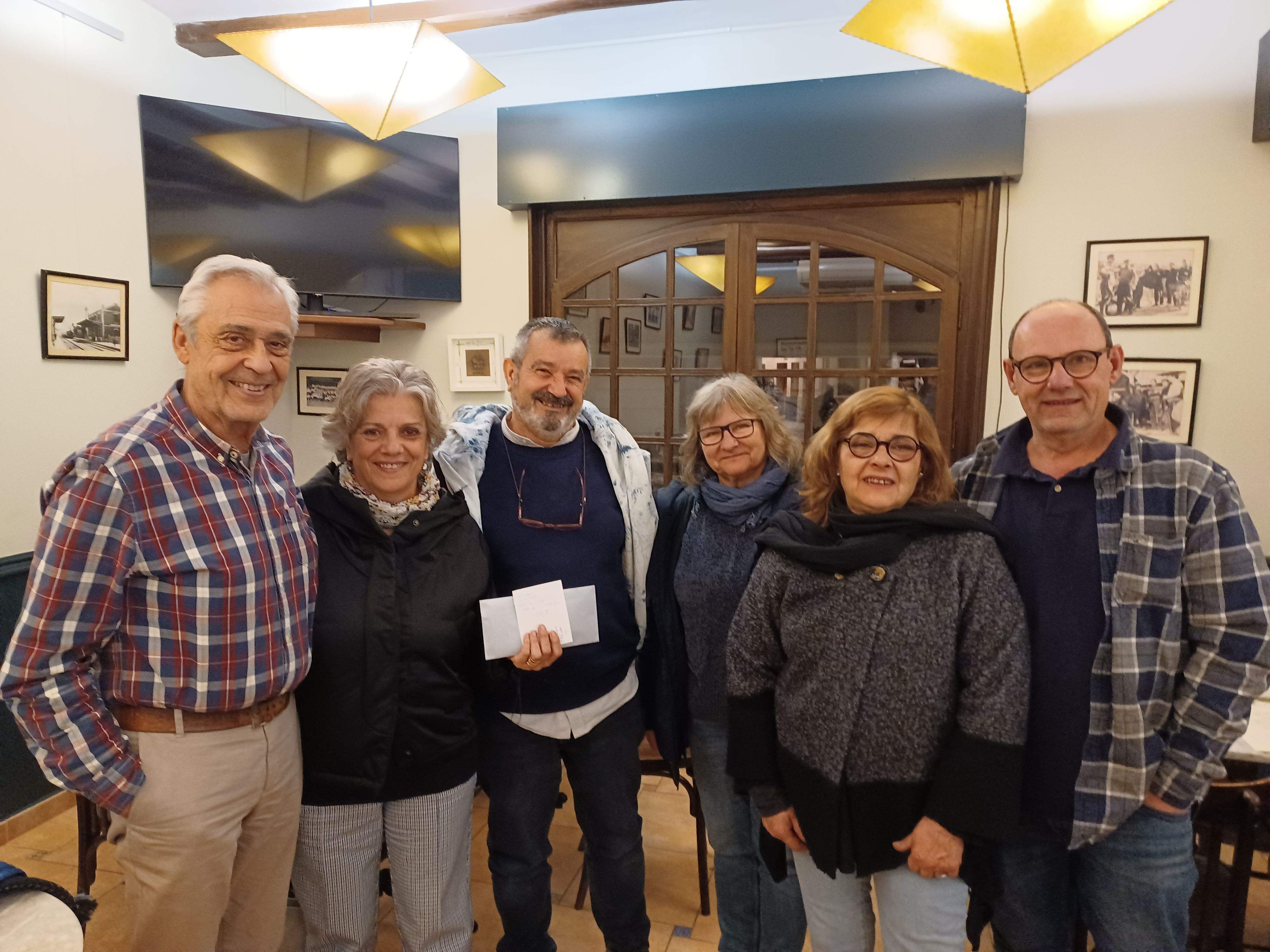 Representants de la Floristeria Casamitjana i de l'associació ADIA. FOTO: Cedida