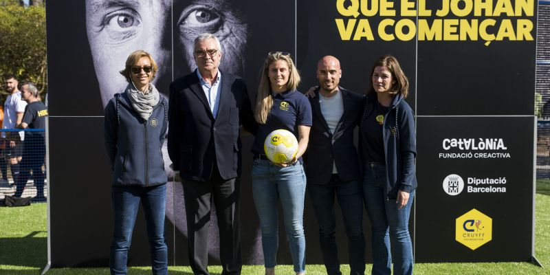 Susila Cruyff, Joaquim Serrahima i Sandra Paños i altres membres de la Fundació Cruyff, a la inauguració del Cruyff Court de Catalònia. FOTO: Bernat Millet