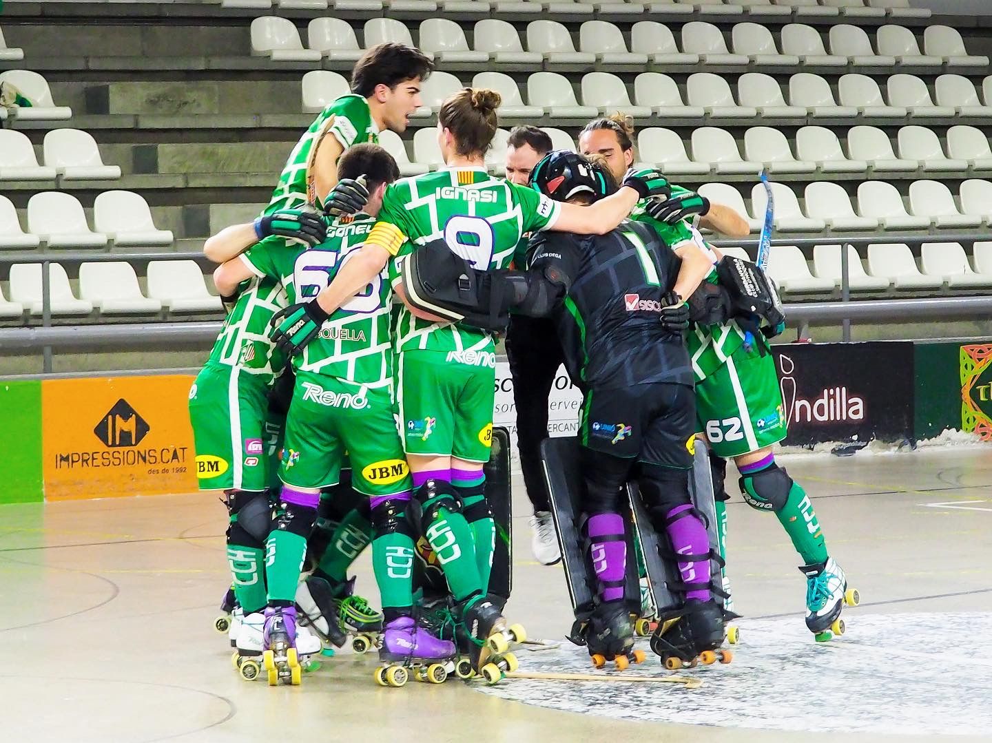 El Cerdanyola Club d'Hoquei celebra la permanència a l'Ok Liga Plata. FOTO: Mónica GM