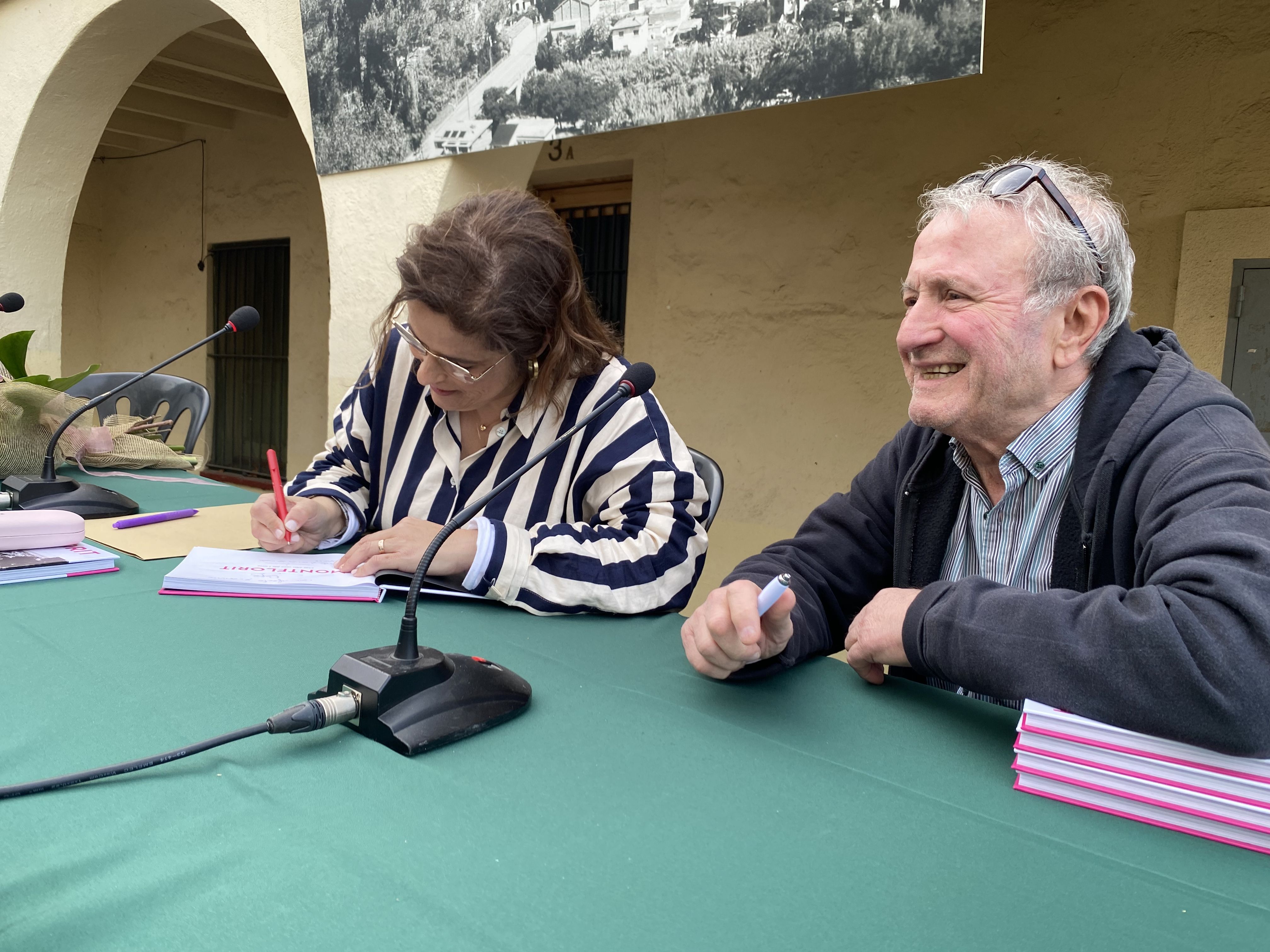 Mónica González i Pepe Urbano signen exemplars del llibre 'Montflorit, cent anys entre pla i serra'. FOTO: Mónica GM