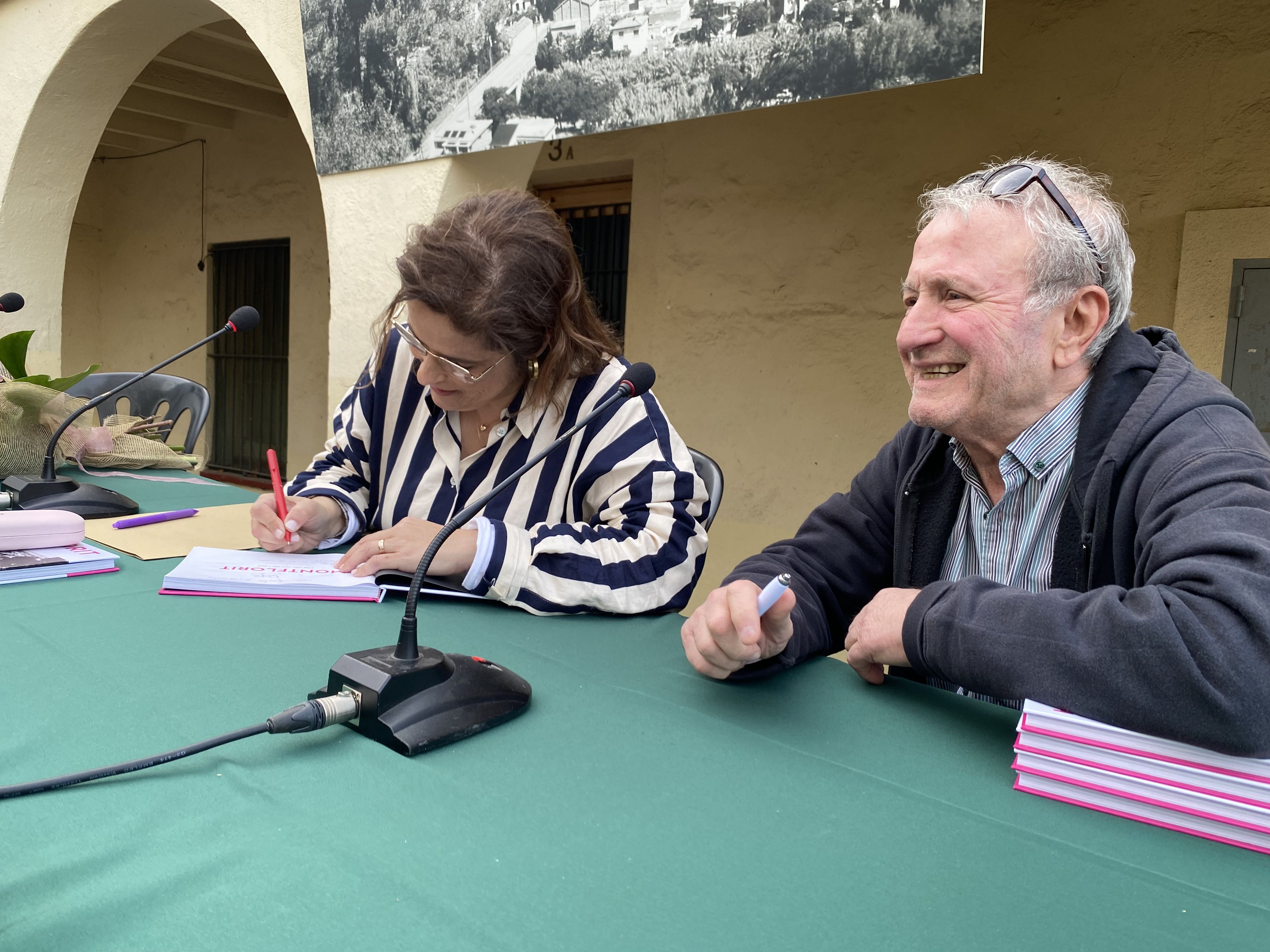 Mónica González i Pepe Urbano signen exemplars del llibre 'Montflorit, cent anys entre pla i serra'. FOTO: Mónica GM Mónica González i Pepe Urbano signen exemplars del llibre 'Montflorit, cent anys entre pla i serra'. FOTO: Mónica GM