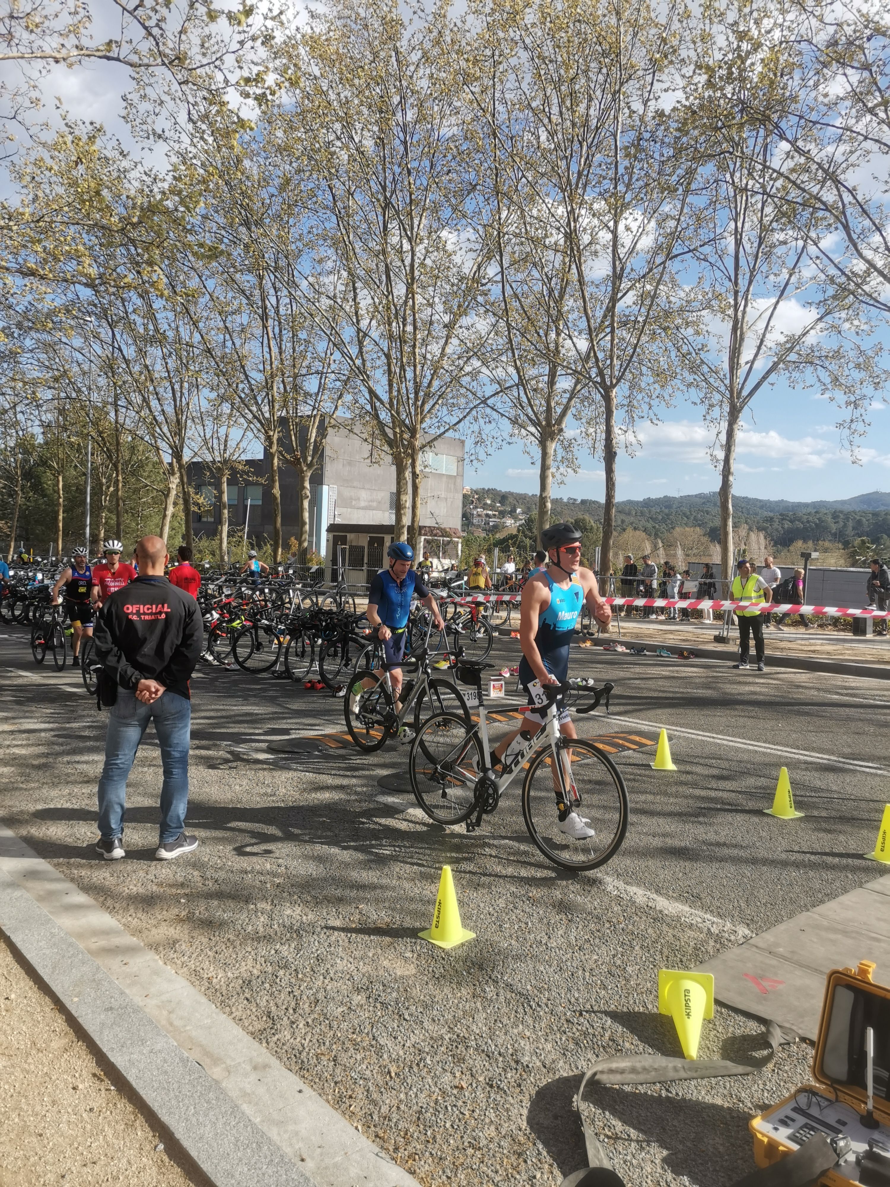 Moment de la transició al Duatló de Cerdanyola. FOTO: Guillem Barrera