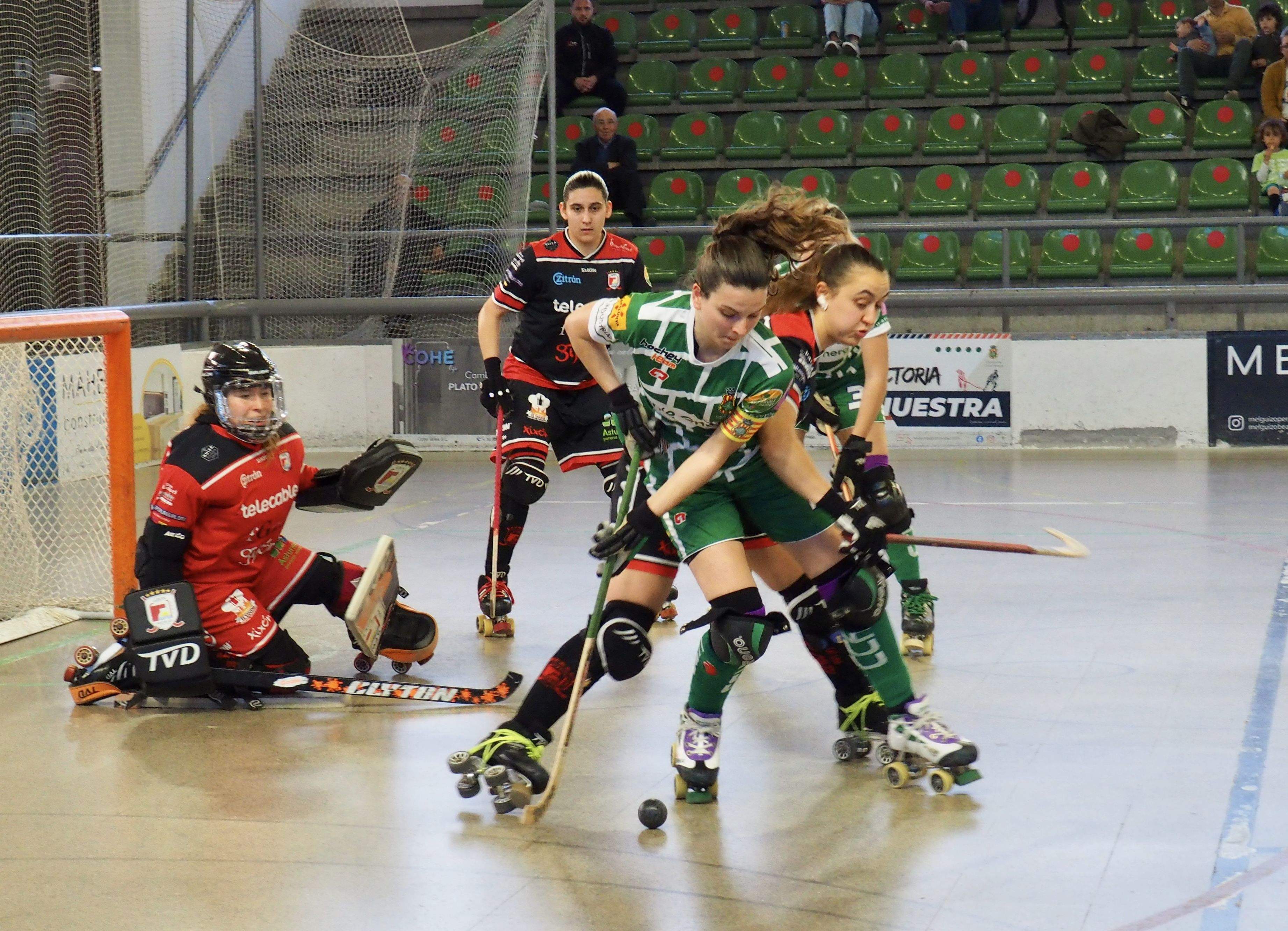 Instant del partit adel Cerdanyola Club d'Hoquei a Can Xarau. FOTO: MGM