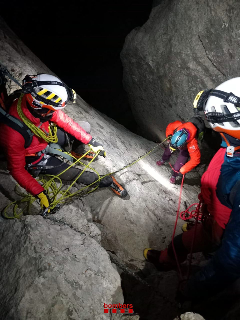 Rescat dels dos escaladors atrapats a la via Estasen de la muntanya del Pedraforca. FOTO: Bombers de la Generalitat